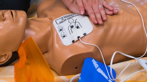AED elustamisaparaadiga võid päästa kaaskondlase elu. AED elustamisaparaadiga võid päästa kaaskondlase elu.