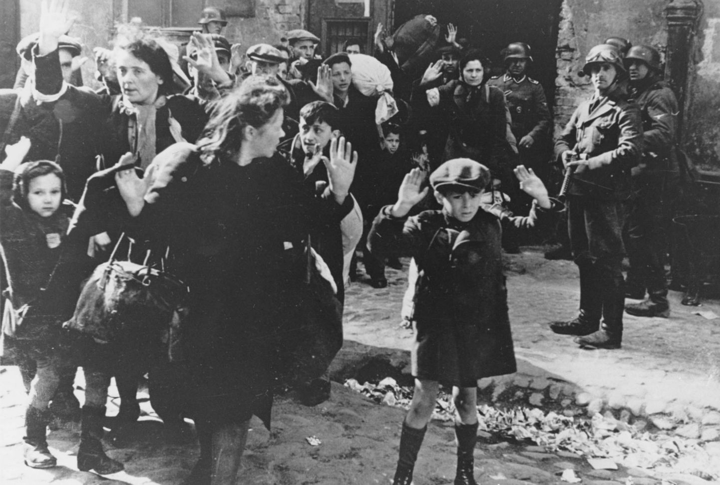 1943. aastast pärit arhiivifotol on näha Varssavi getot, kus Saksa sõdurid eskordivad juute.