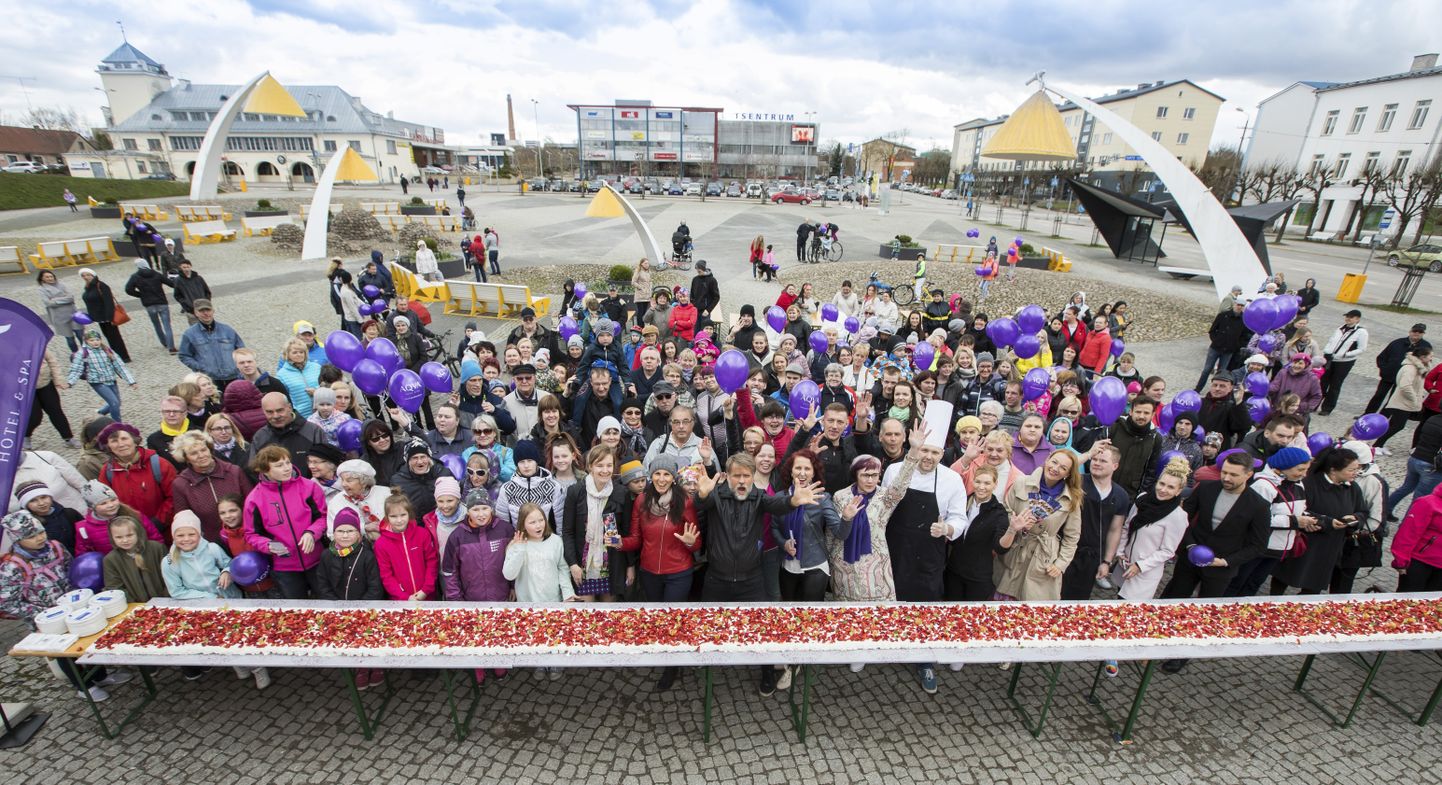 Aqva tähistas eile Rakvere Keskväljakul oma kümnendat sünnipäeva tordisöömise, õhupallide ja sooduskupongidega.