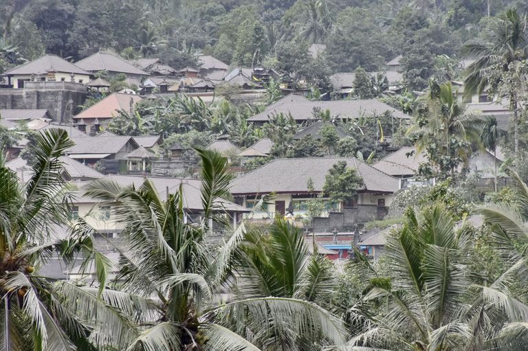 Bebandemi küla majad on kaetud vulkaanilise tuhaga
