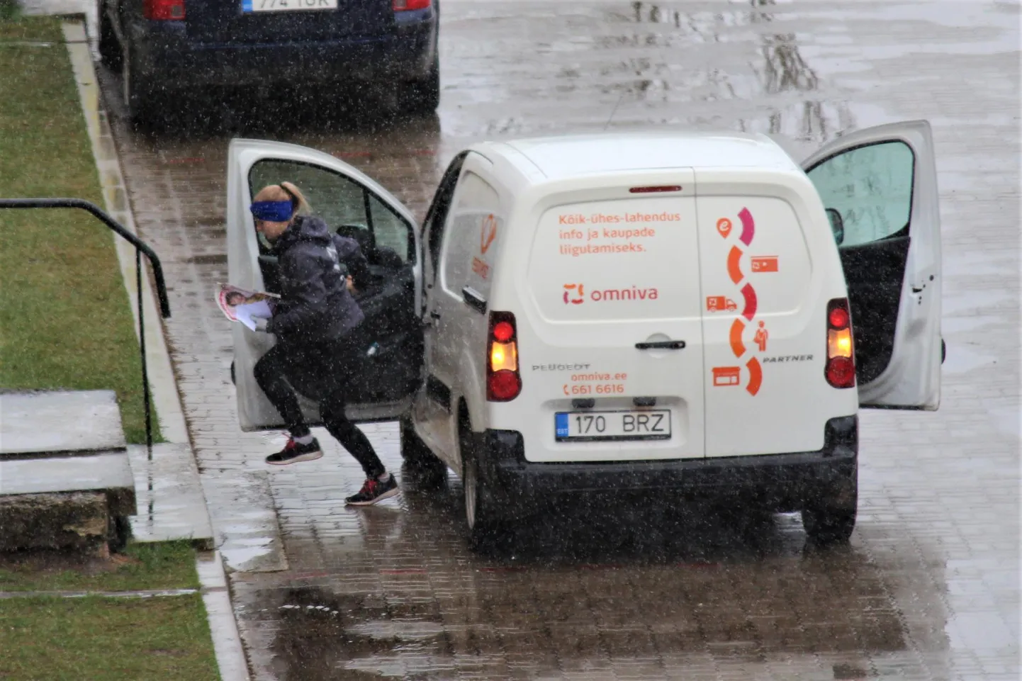 Postkontori kinnioleku ajal saab klienditeeninduse kaudu tellida kirjakandja.