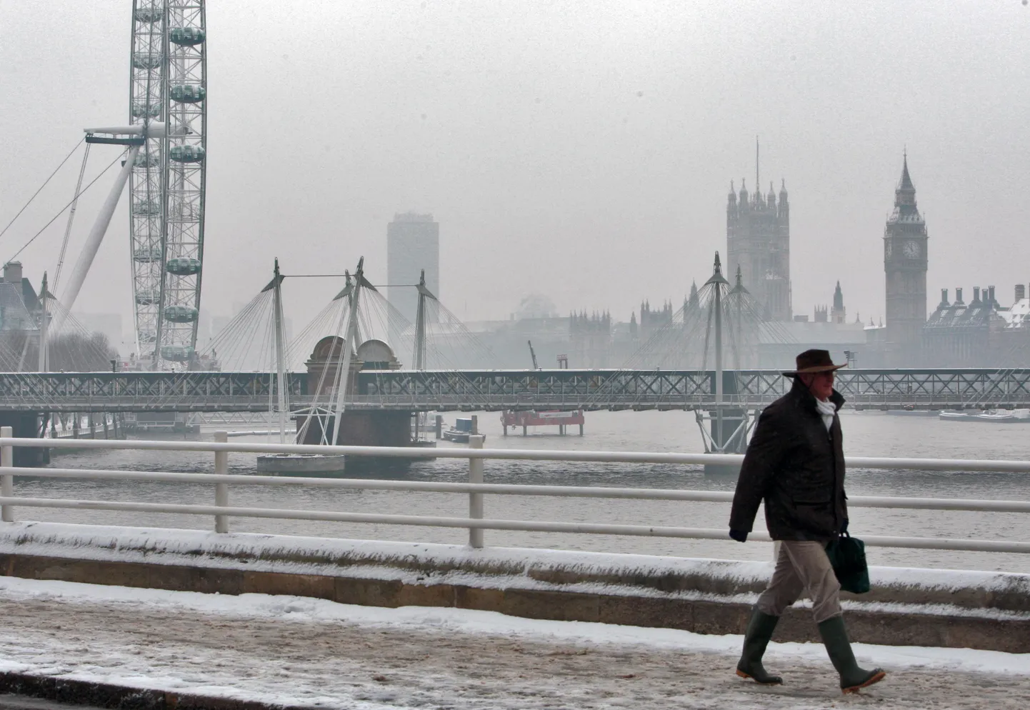 Pildil lumine Londoni kesklinn.