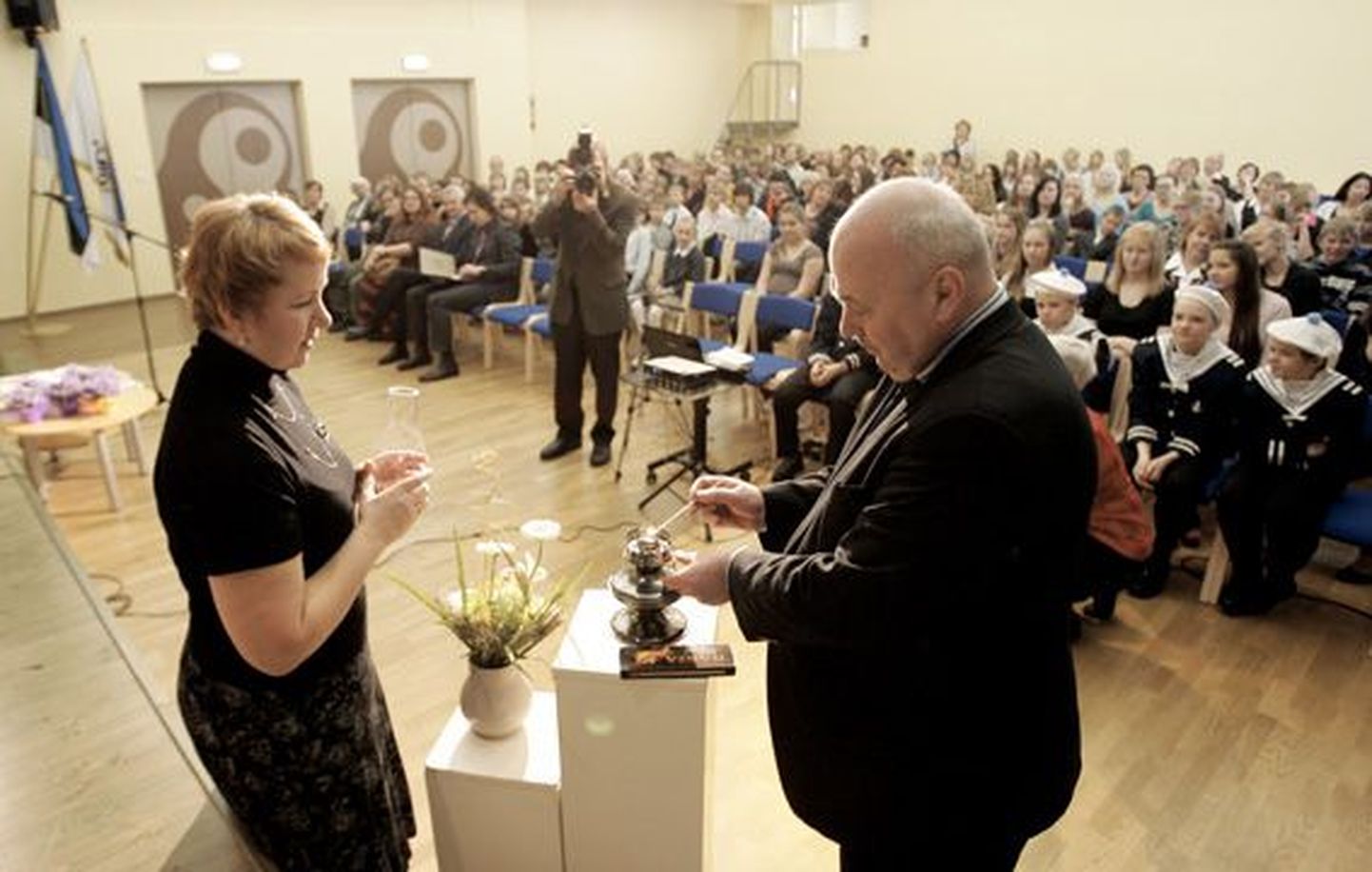 Sõmeru põhikooli direktor Virge Ong (vasakul) ja maavanem Einar Vallbaum süütasid ühiselt ürituse alguses lambi.