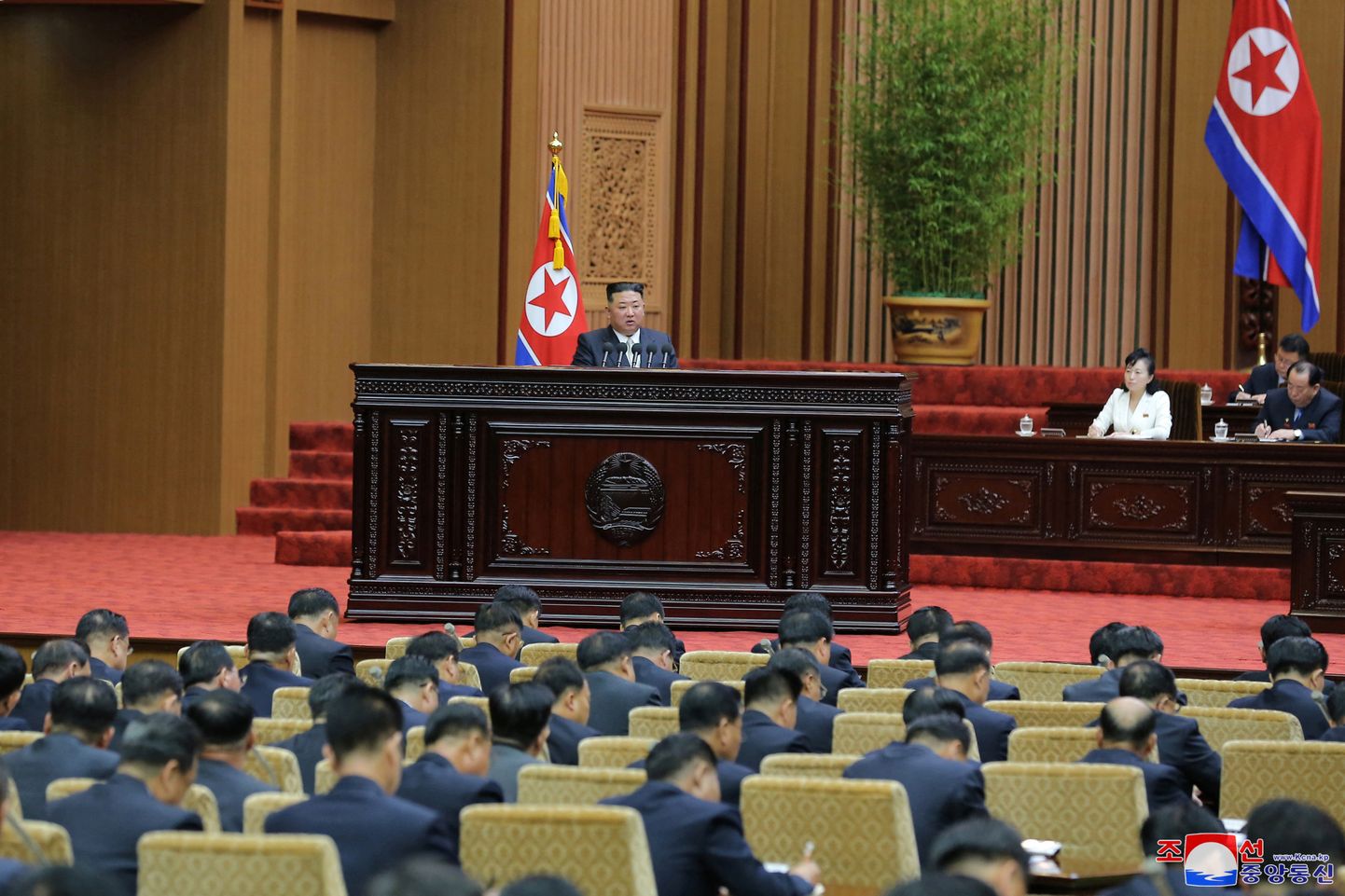 Põhja-Korea liider Kim Jong-un parlamendis kõnelemas.