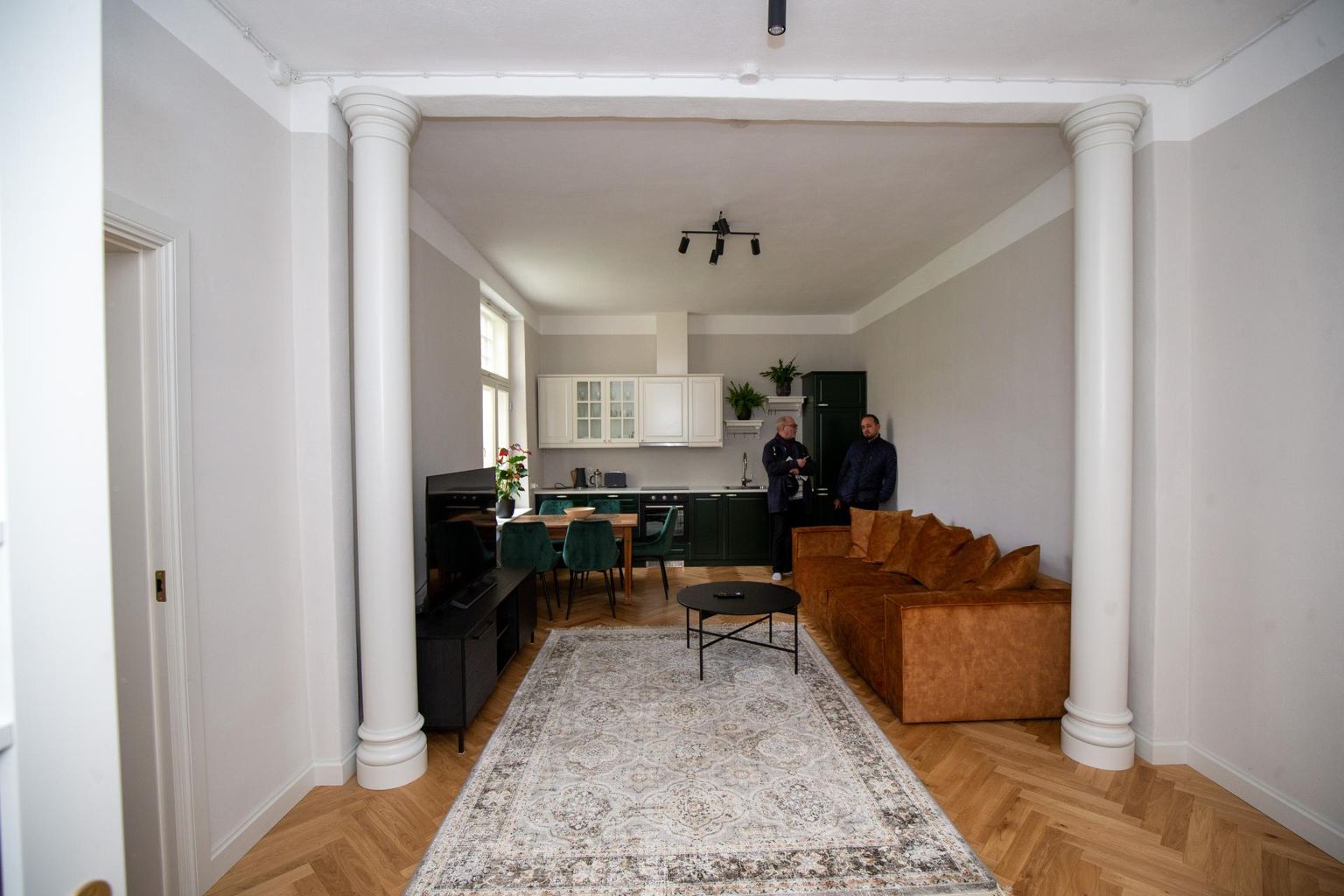 Jaan Tõnissoni kunagise kodu kolmetoalise korteri elutoas ajasid juttu ajakirjanik Raimu Hanson (vasakul) ja projektijuht Paavo Korkka.
