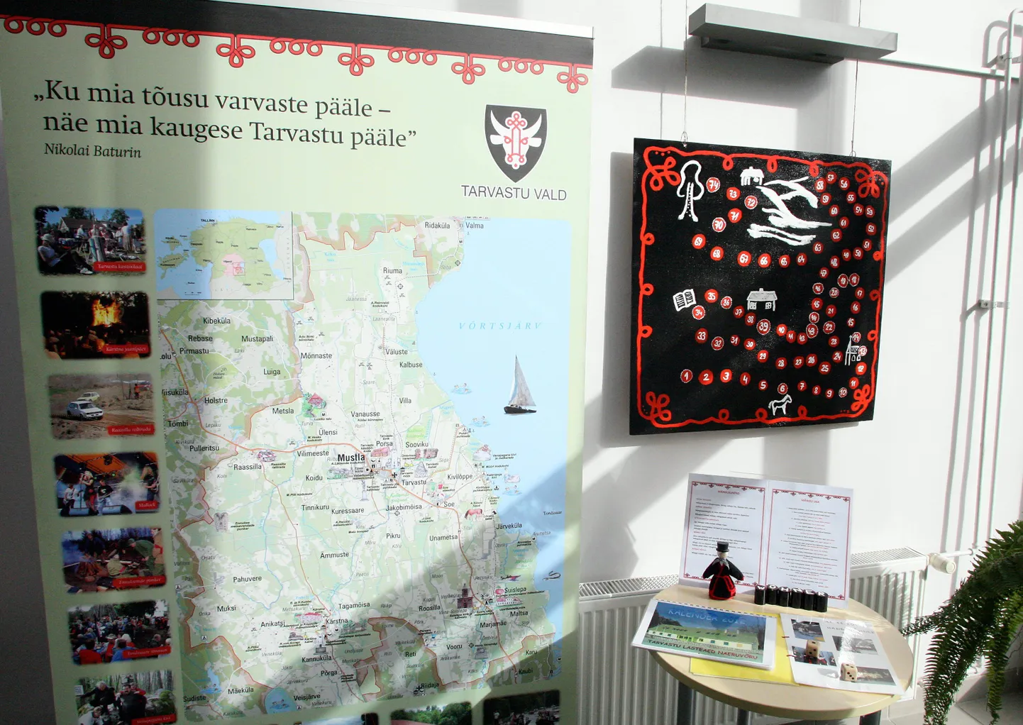 Näitus «Tarvastu kultuurilugu mängudes» Viljandi linnaraamatukogu trepihallis sügisel 2012.

er/ Foto ELMO RIIG/ SAKALA