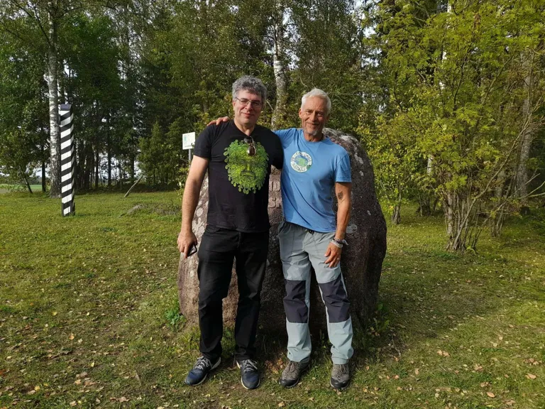 Indra Reinpuu (paremal) Adaveres Mandri-Eesti keskpunktis Kalmemäel oma rännakule punkti panemas.