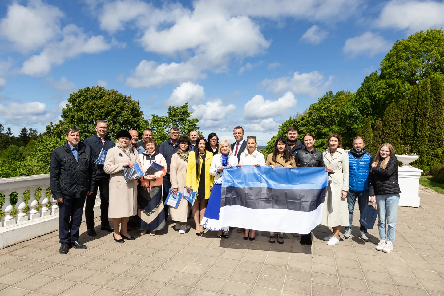 В пятницу руководители городов и волостей Ида-Вирумаа получили в оруском дворцовом саду в Тойла сине-черно-белые флаги, которые будут розданы как учреждениям, так и квартирным товариществам.