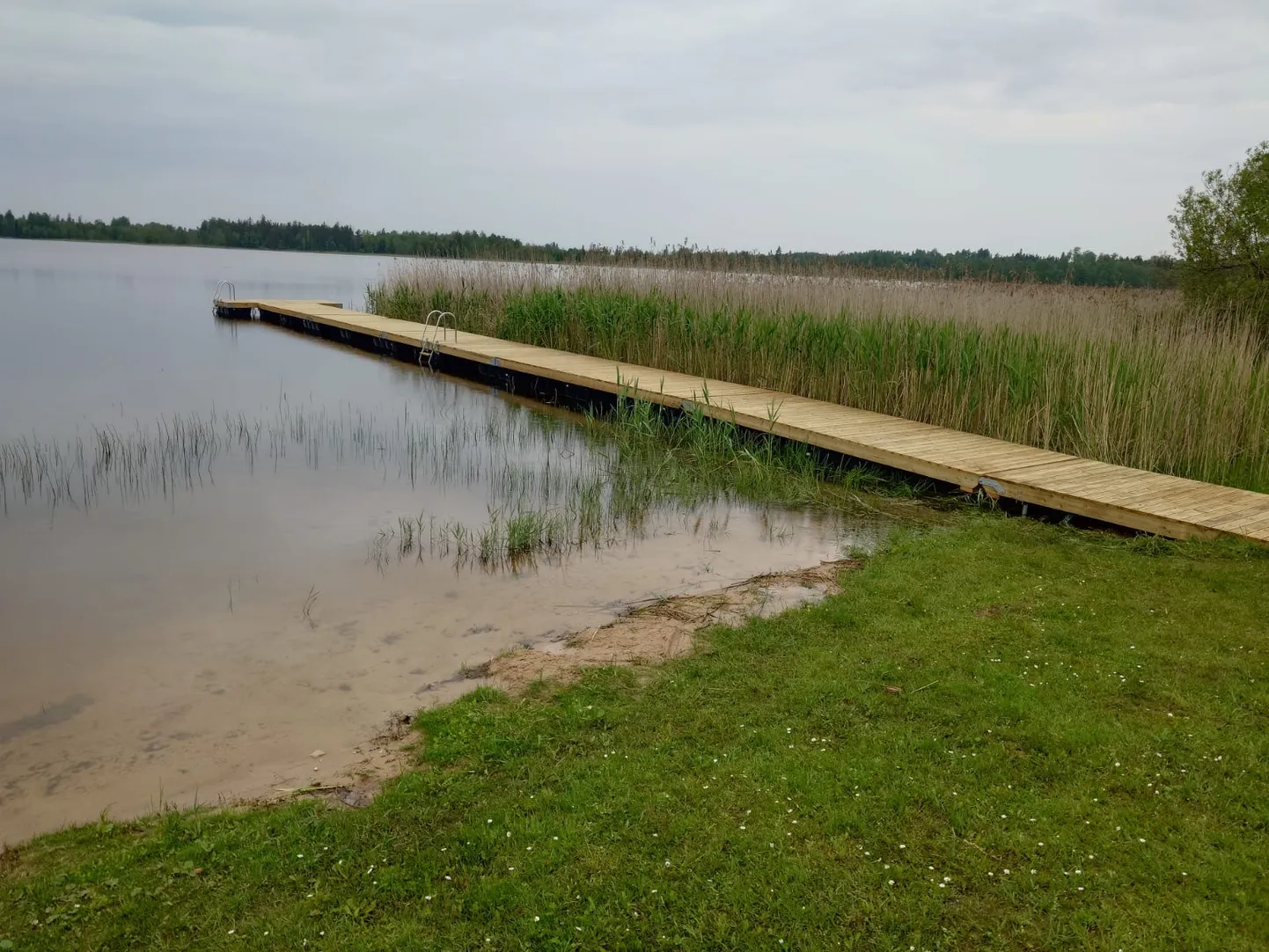 Valgjärve rannas valmis uus paadi- ja ujumissild.