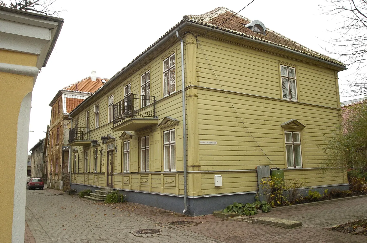 Pärnu linnavalitsus kiitis heaks ja suunas volikogusse eelnõu, mille järgi renditaks Uus 5 hoone, kus kunagi asus linnavalitsuse planeerimisosakond, rakenduskunstnikke ühendavale Maarja-Magdaleena gildile.