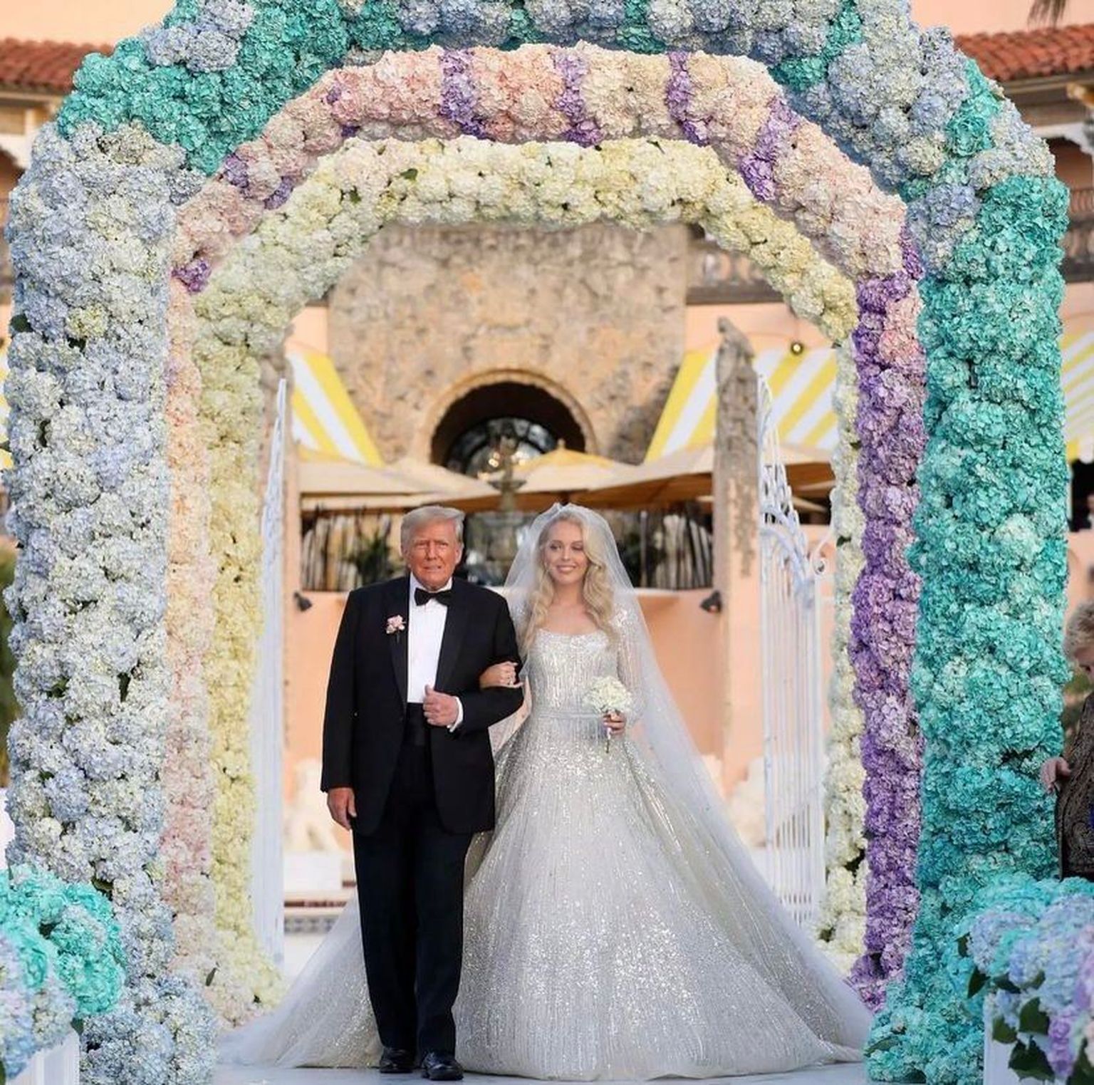 Donald Trump saatis tütart Tiffanyt suursugusel pulmapäeval altarini.
