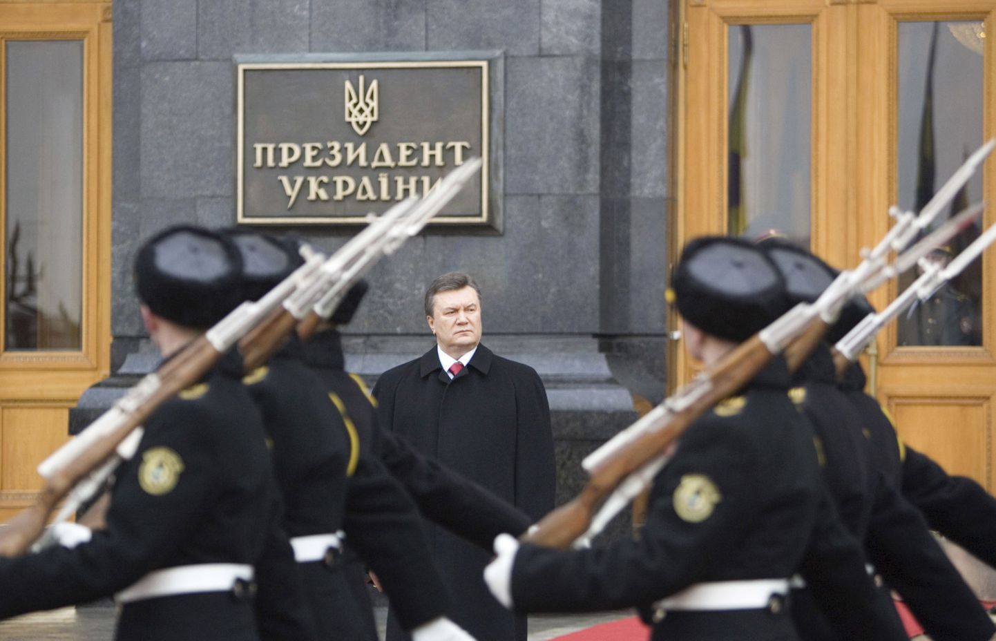 Президент Украины Виктор Янукович после инаугурации принимает парад почетного караула.