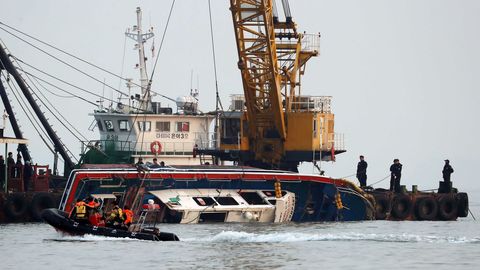 Фото: в Желтом море судно с туристами столкнулось с танкером, минимум 13 погибших 