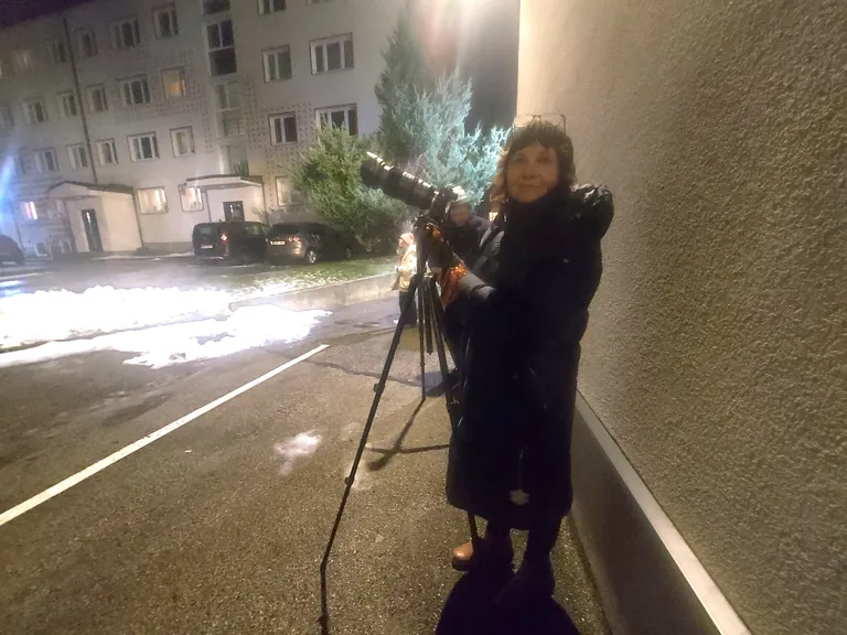 Ene Plado pildistas enda avastatud lindu veel ka pimeduses.