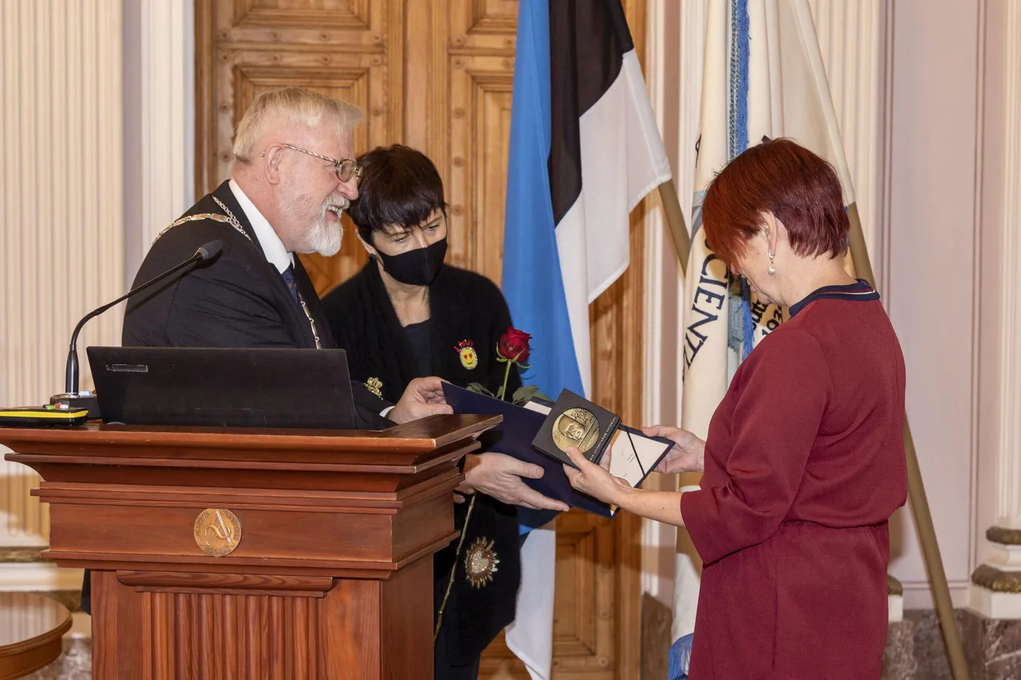 Teaduste akadeemia president Tarmo Soomere andis Tartu Ülikooli meditsiinilise viroloogia professorile ja riigi teadusnõukoja juhile Irja Lutsarile üldkogul üle Eesti kõrgeima arstiteaduse auhinna ehk Schlossmanni medali.