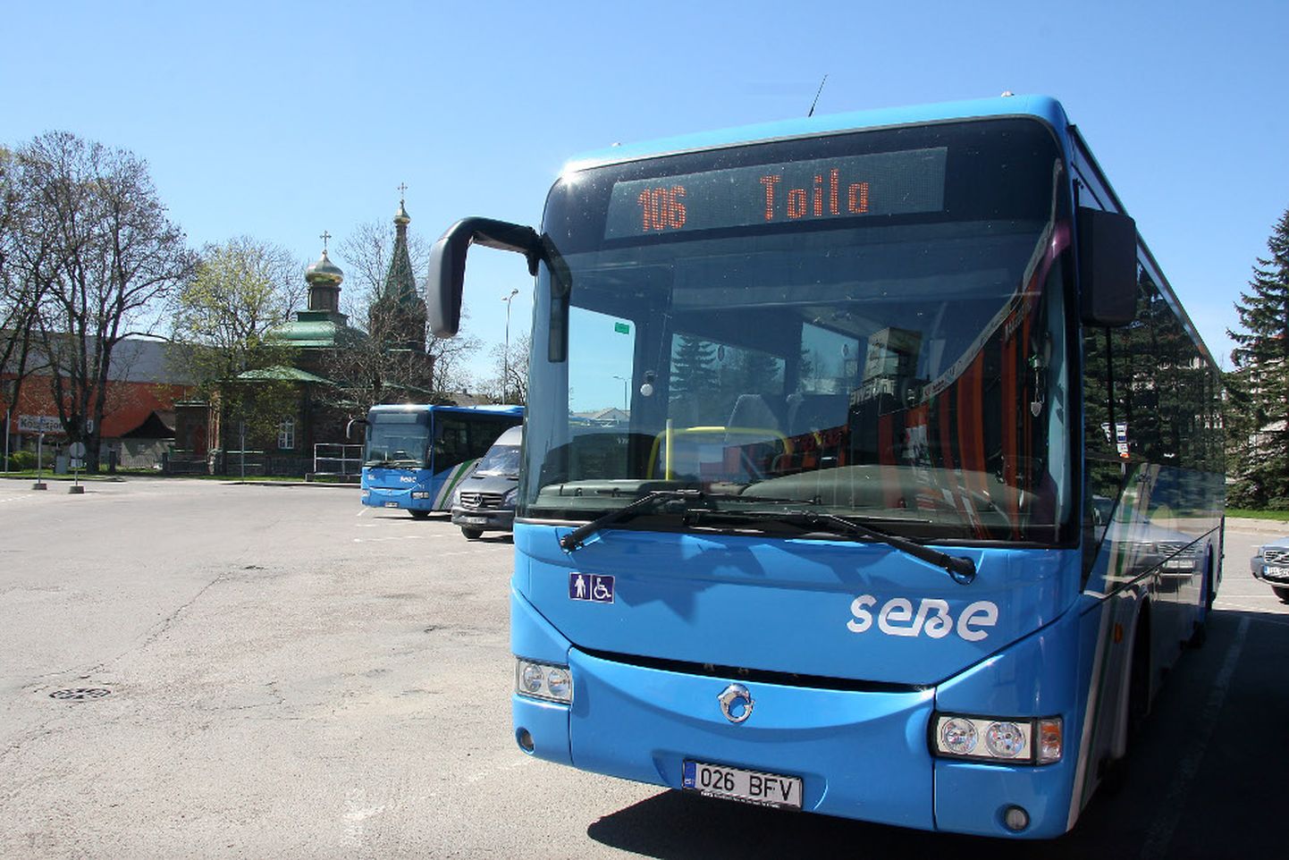 Ida-Viru maakonnaliine teenindab praegu AS Sebe ning neil liinidel sõitvad bussid tunneb ära sinise värvi järgi. Pilet on vahemaale vaatamata oluliselt odavam kui näiteks Kohtla-Järve linnaliinidel. Kui viimaste bussides maksab doteeritud pilet 1,10 eurot, siis näiteks Jõhvist Toilasse sõitval riiklikult doteeritud maakonnaliini bussis küsitakse sihtkohta jõudmise eest 70 senti.

PEETER LILLEVÄLI