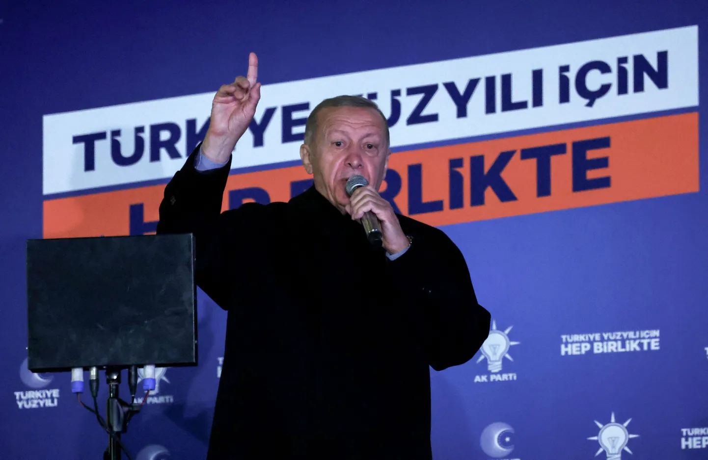 Türgi president Recep Tayyip Erdoğan pöördub Ankaras partei peakorteris poolehoidjate poole pärast presidendi- ja parlamendivalimiste lõppu 15. mail 2023