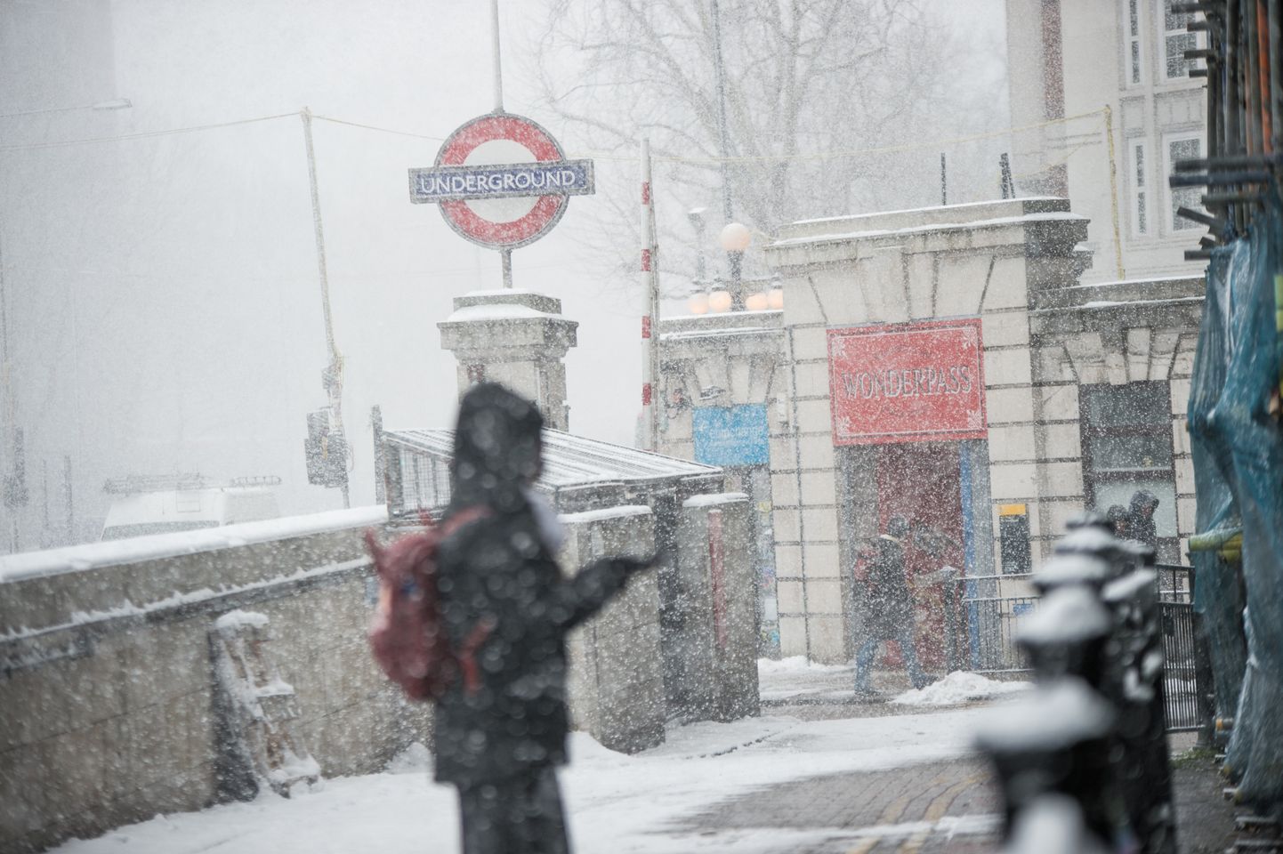 Lumesadu Londonis. Mitmel pool Briti saartel on liiklus peatunud ja ametiasutused suletud.