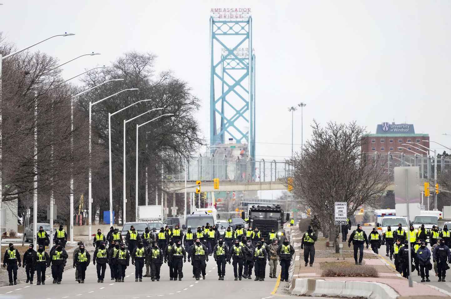 Politseiliin veokijuhtide ja meeleavaldajate Ambassadori sillalt tõrjumiseks.