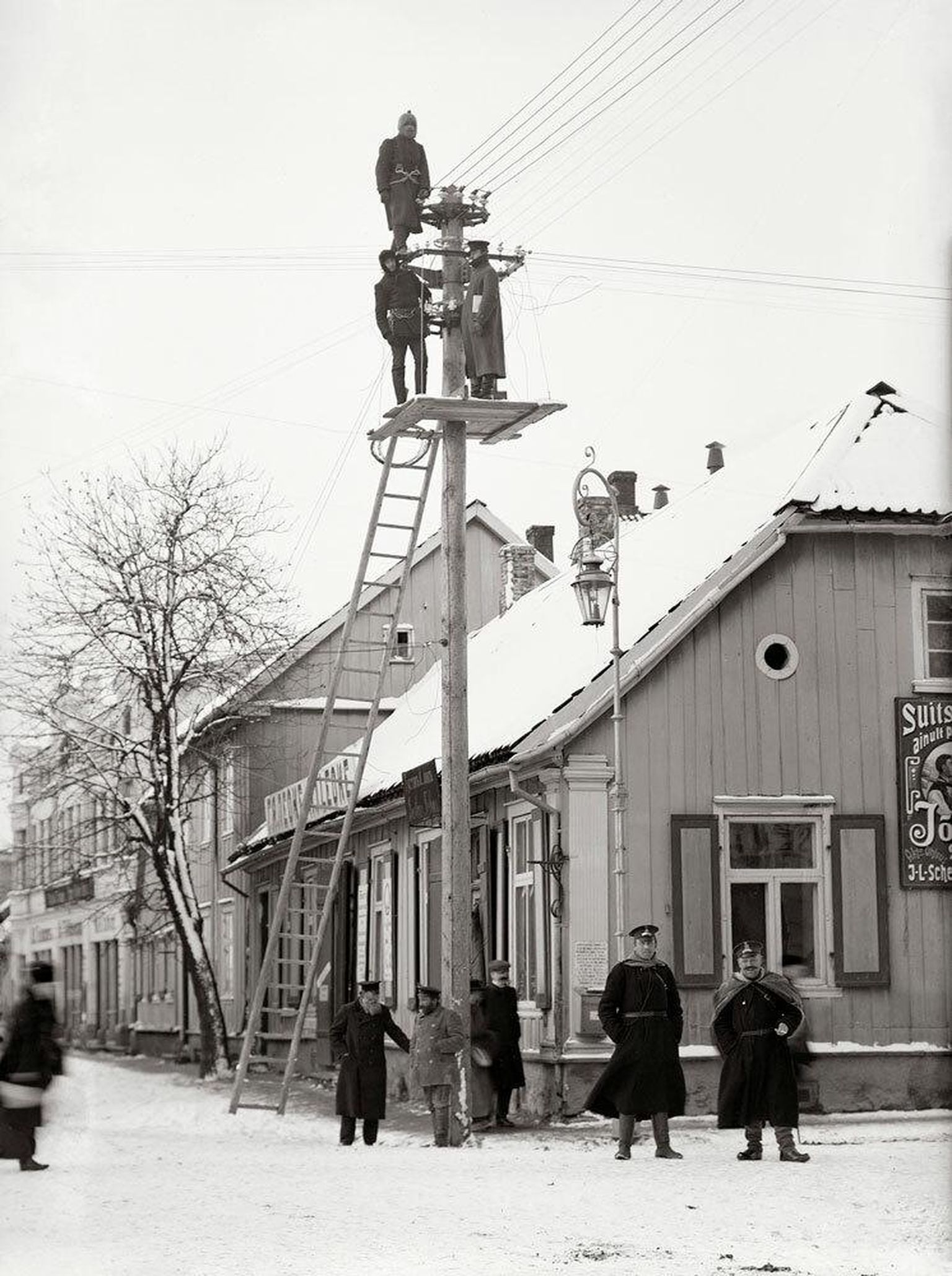 Leokese raamatukauplus Viljandis Tartu ja Lossi tänava nurgal 1912. aastal.