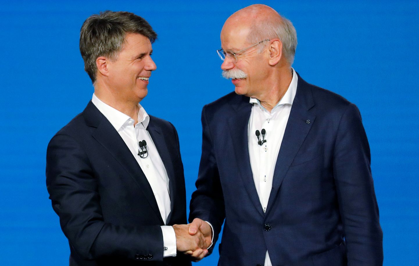 BMW endine juht Harald Kruger ja Daimleri eksjuht Dieter Zetsche teatasid aasta alguses rõõmsalt sõidujagamisäride ühendamisest. Aasta lõpuks hakkab suurprojektist õhk välja vihisema.