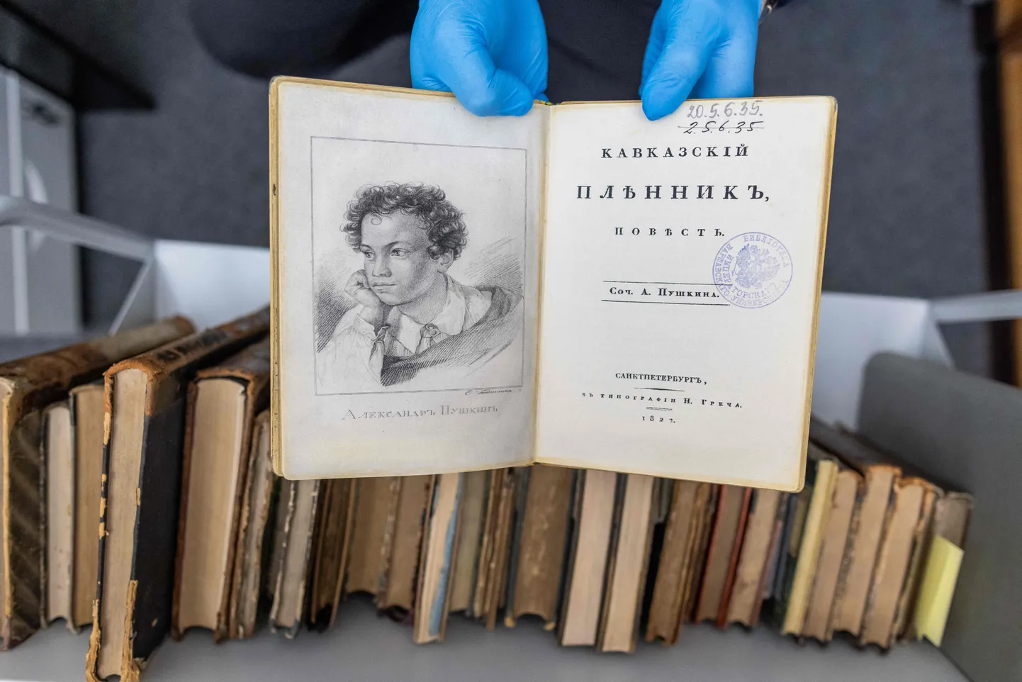 Ülikooli töötaja näitab 14. novembril 2023 Poolas Varssavi ülikooli raamatukogus Aleksandr Puškini 1822. aasta raamatu «Kaukaasia vang» võltskoopiat. Haruldaste vene klassikateoste varguste puhul Ida-Euroopa raamatukogudest miljonite eurode väärtuses on leitud jälg, mis viib Moskvasse.
