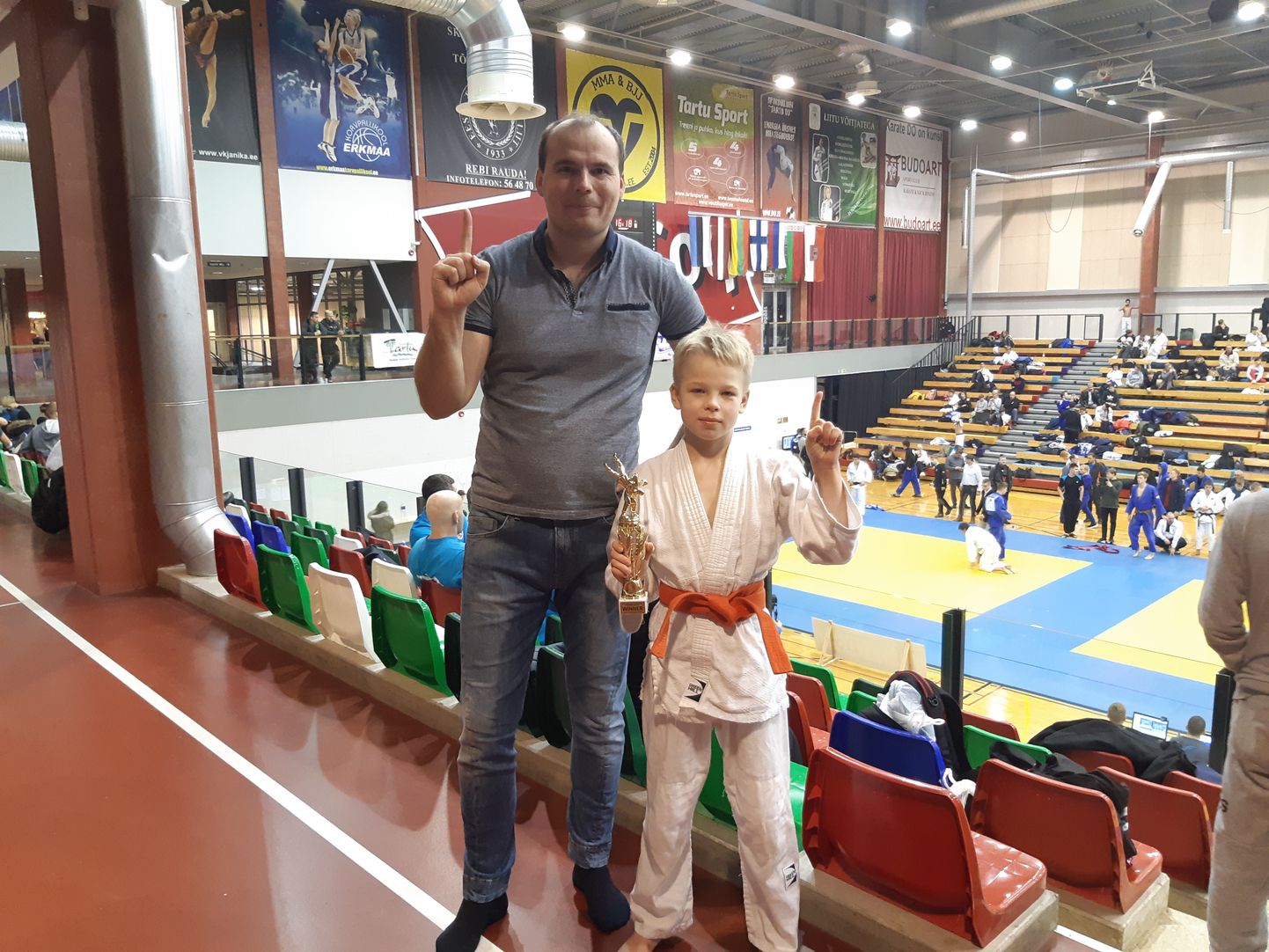 Rahusvahelise K.Keeraku nimelise laste judopäeva võitja Marcus-Mattias Prii koos treener Asko Loogaga.