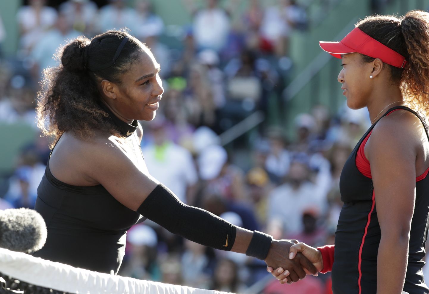 Naomi Osaka (paremal) hoidis suurepärast hoogu sees Serena Williamsi alistamisega.