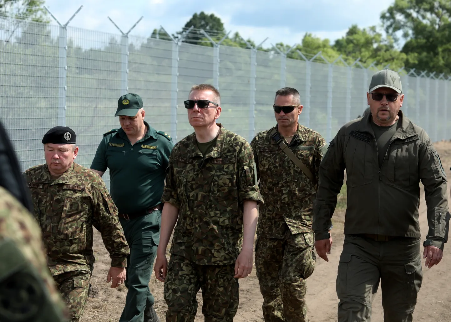 Valsts prezidents Edgars Rinkēvičs (centrā) un Valsts robežsardzes priekšnieks ģenerālis Guntis Pujāts apmeklē Latvijas austrumu robežu un Valsts robežsardzes struktūrvienības Grebņevas robežapsardzības nodaļā.