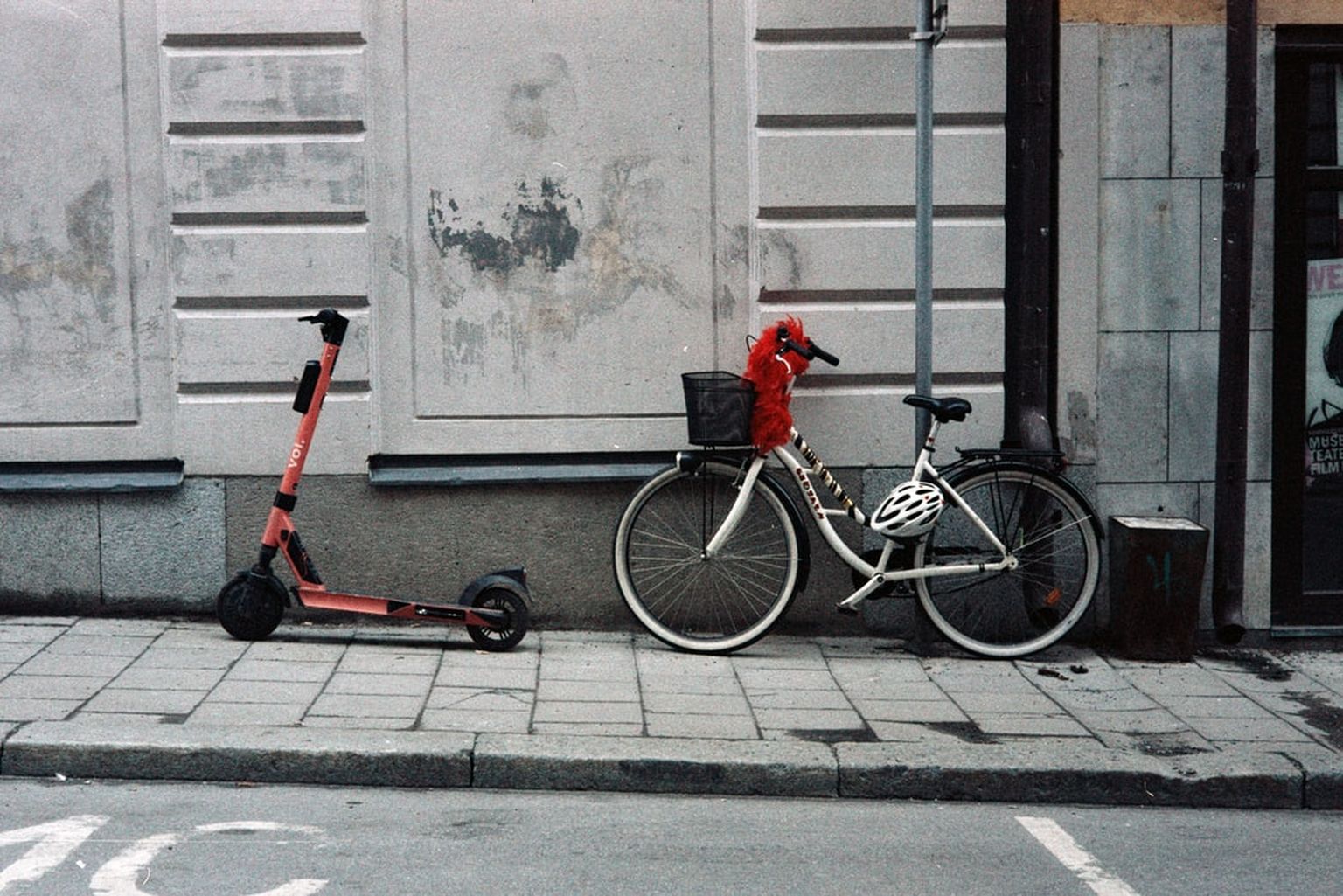 Elektriskais skrejritenis un velosipēds