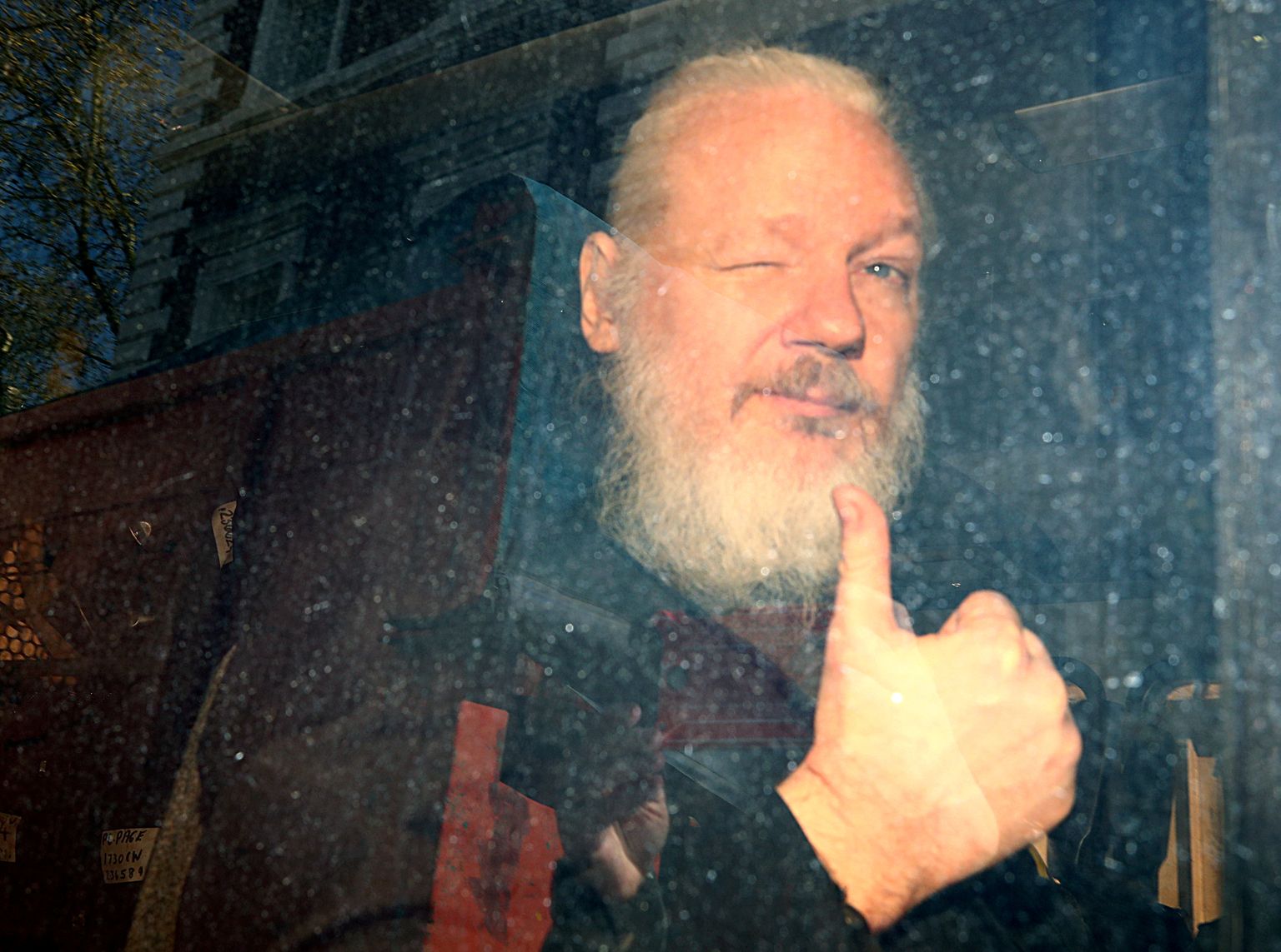 Julian Assange 11. aprillil 2019 pärast kinni võtmist. Ta viidi Londoni Westminstri kohtusse, kohus saatis ta trellide taha