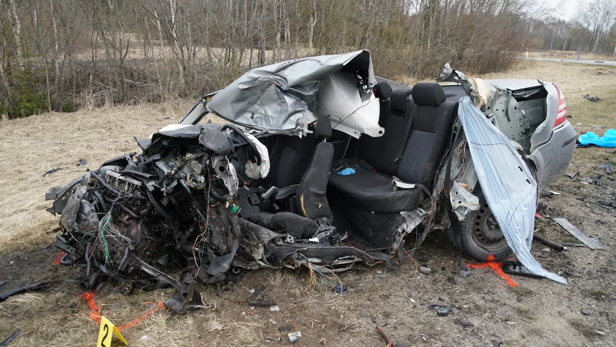 Pärnu–Rakvere–Sõmeru maanteel Kuiarus hukkus reka ja sõiduauto kokkupõrkes sõiduautot juhtinud 22aastane mees.