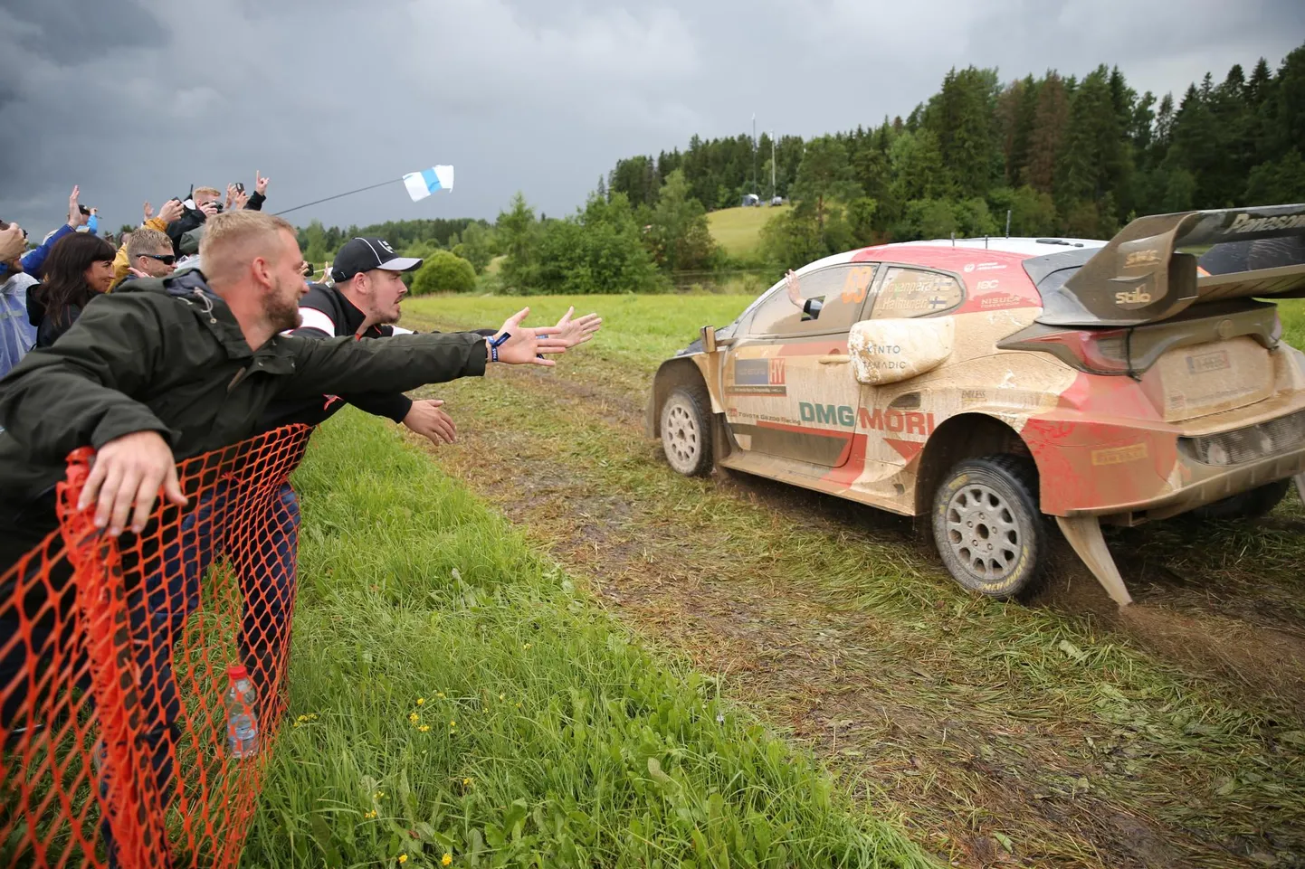 Rallifännid said Leigol pärast punktikatse lõppu võitjatele päris lähedale.