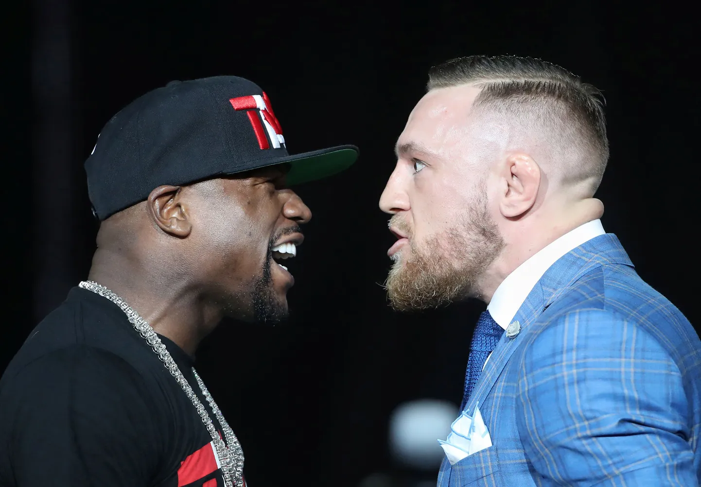 Floyd Mayweather juunior (vasakul) ja Conor McGregor.