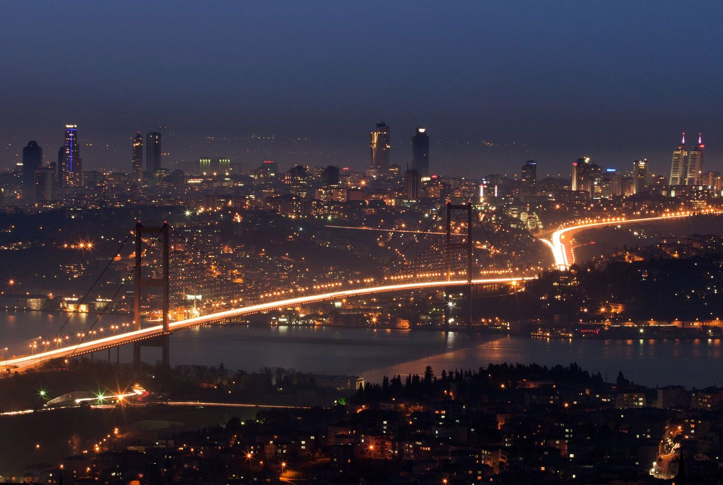 Õhtune tipptund Euroopat ja Aasiat ühendaval Bosporuse sillal Istanbulis.