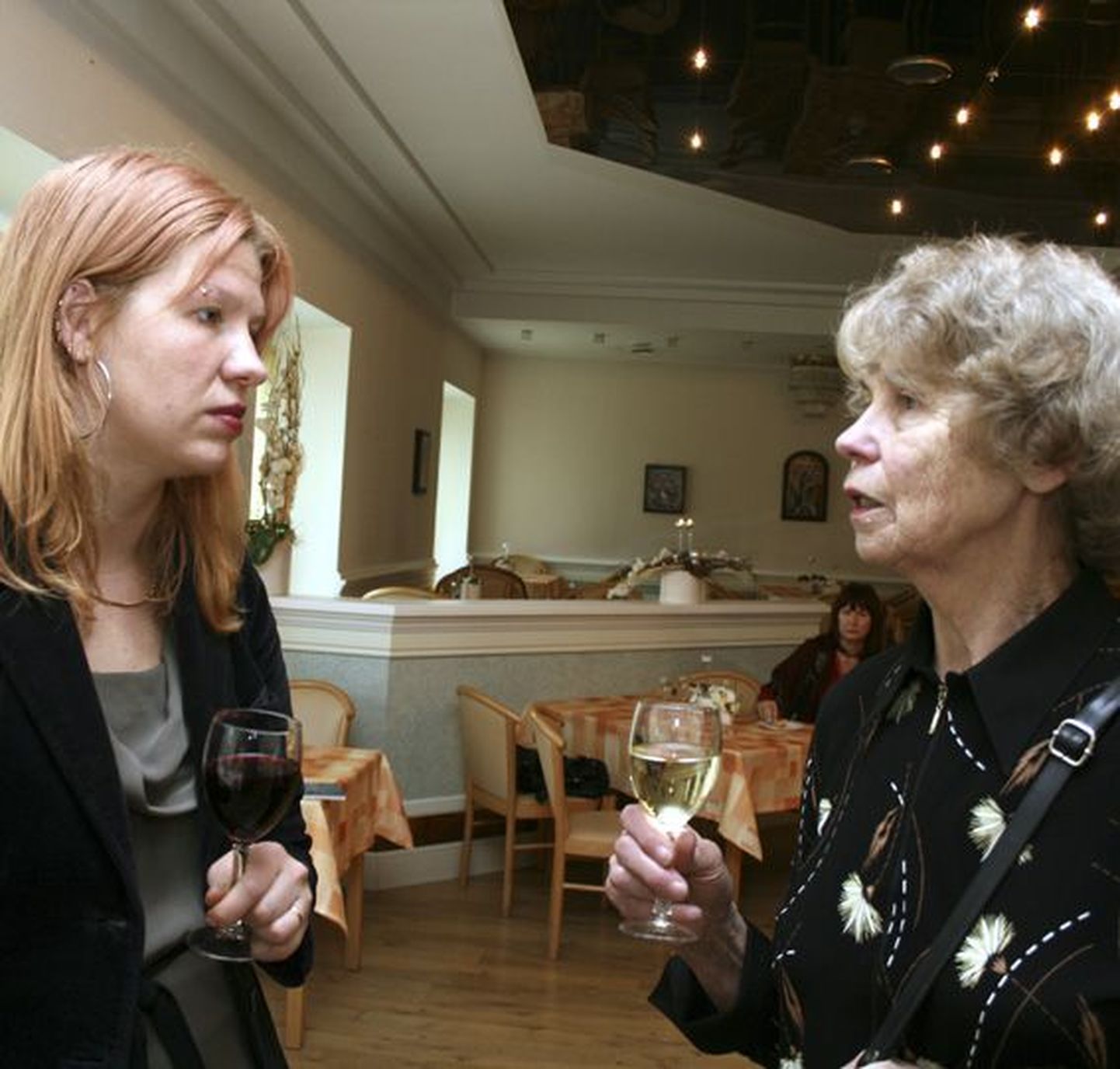 Ajaloolane Odette Kirss (paremal) ja arhitektuurikriitik Karin Paulus raamatuesitlusel.