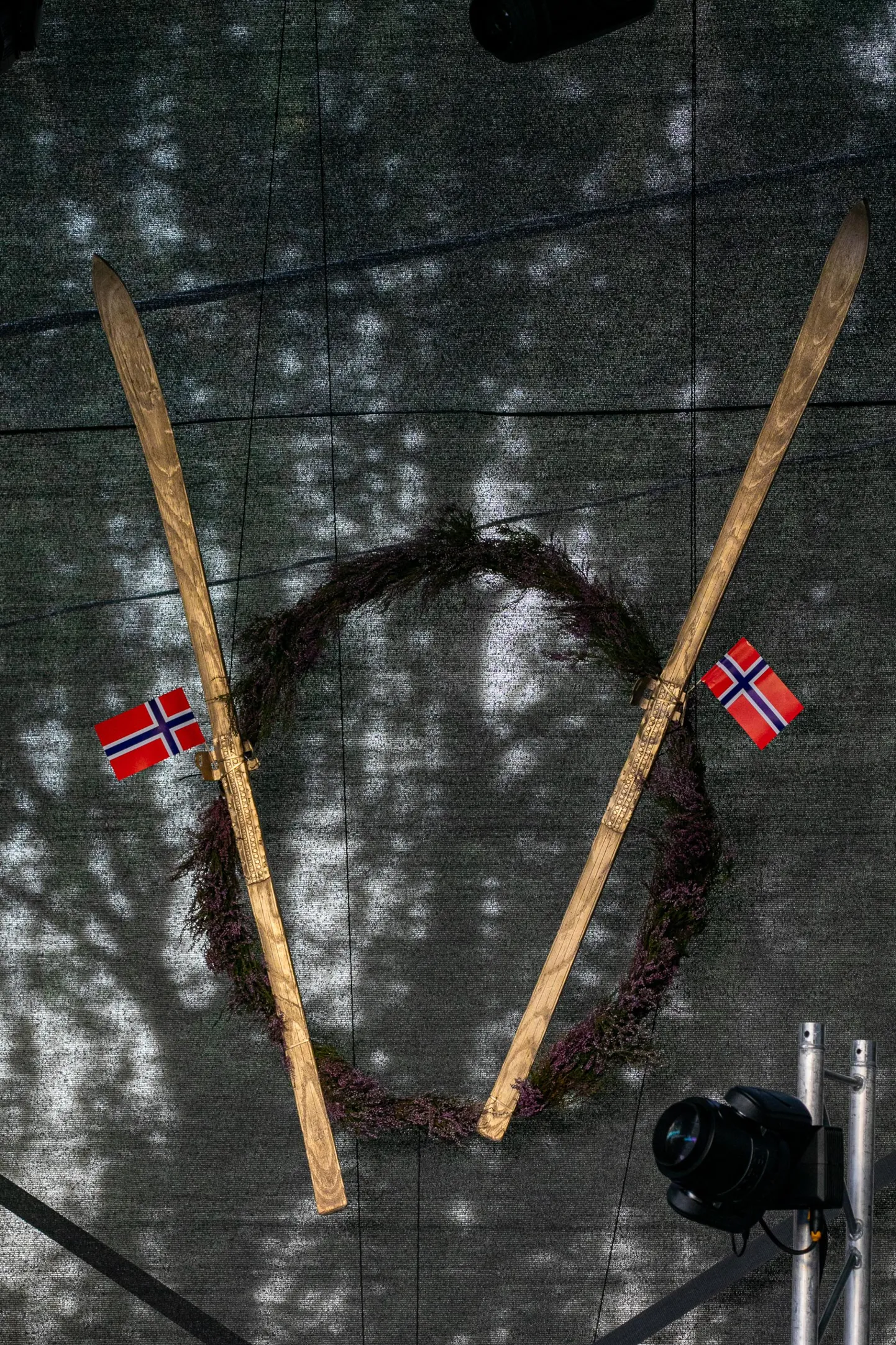 Viru Folki kaunistavad kuldsed suusad.