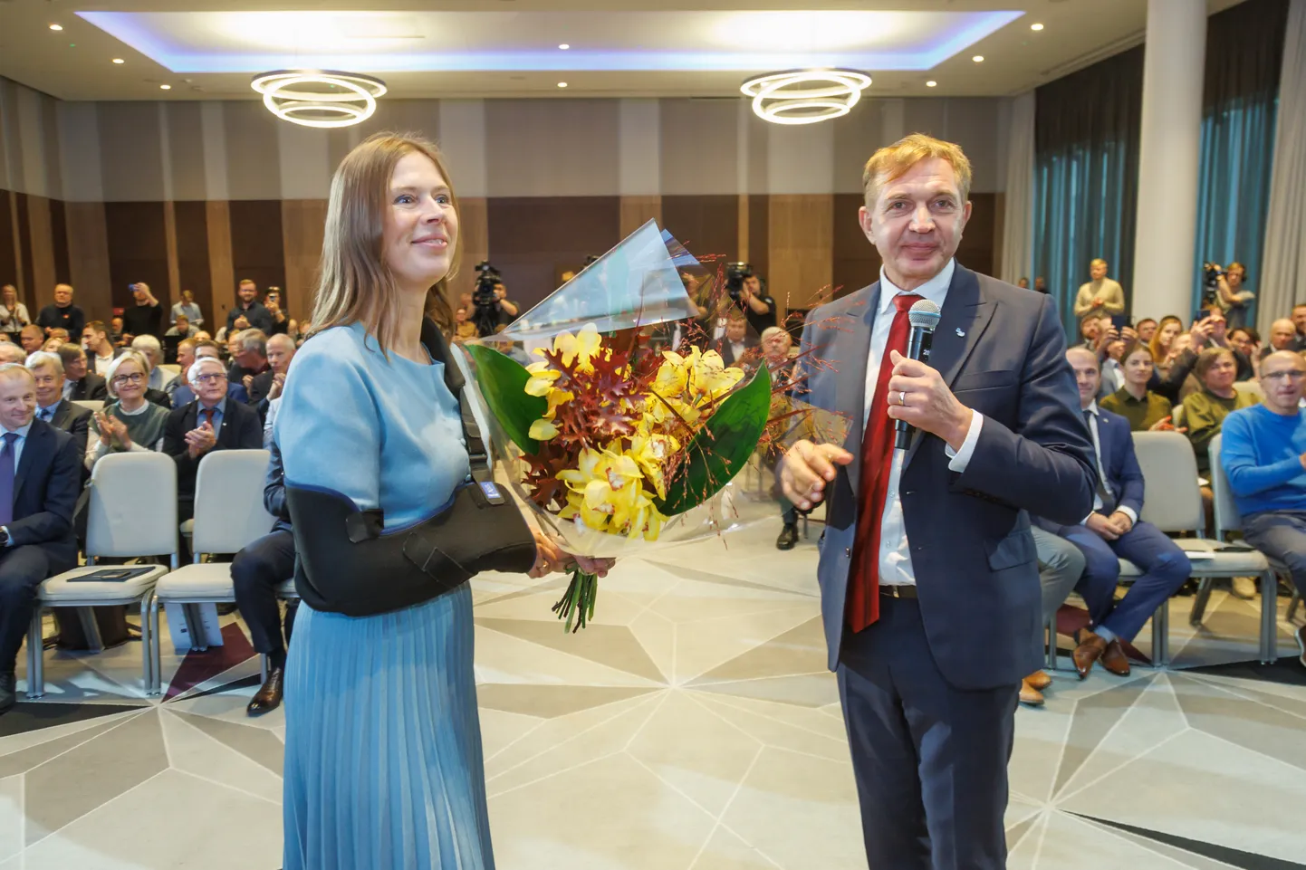 Kersti Kaljulaid edestas oma peamist konkurenti Urmas Sõõrumaad viie häälega.
