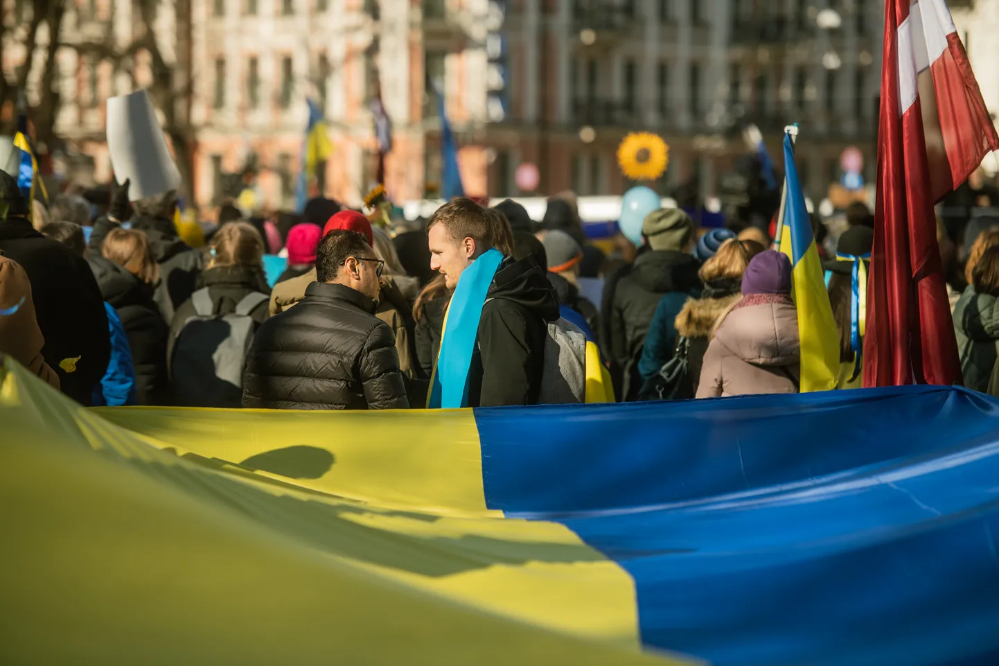 Pie Ukrainas vēstniecības pulcējas cilvēki un notiek uzrunas