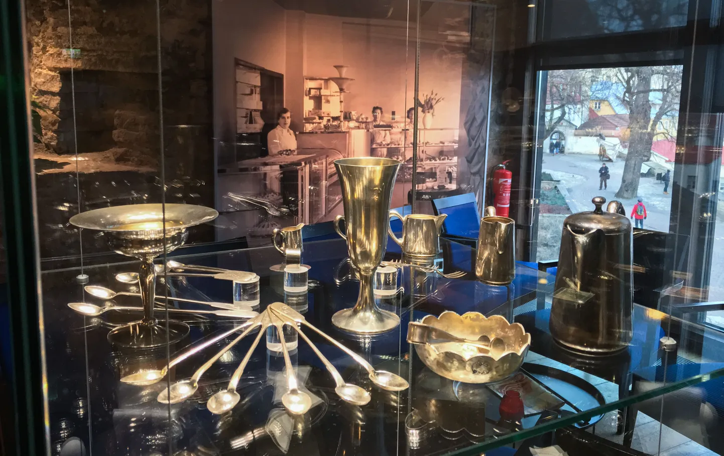 Neitsitorni muuseumkohvikus avatud näitusel näeb  1920.-1930. aastate Tallinna kohvikukultuuriga seotud esemeid Tallinna Linnamuuseumi kogudest. Vitriinides leiab kohvikutarbeid tassidest ja kannudest grammofonini.