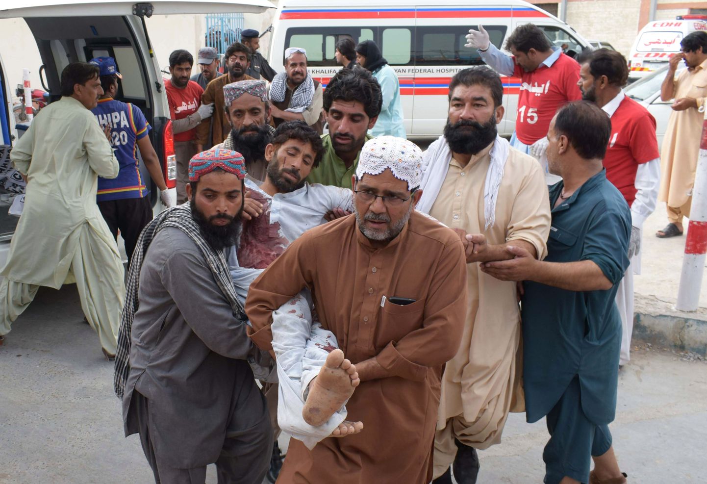 Vigastatud meest toimetakse  haiglasse pärast täna valimiskoosolekul toimunud enesetaputerroristi rünnakut Pakistanis Mastungis.