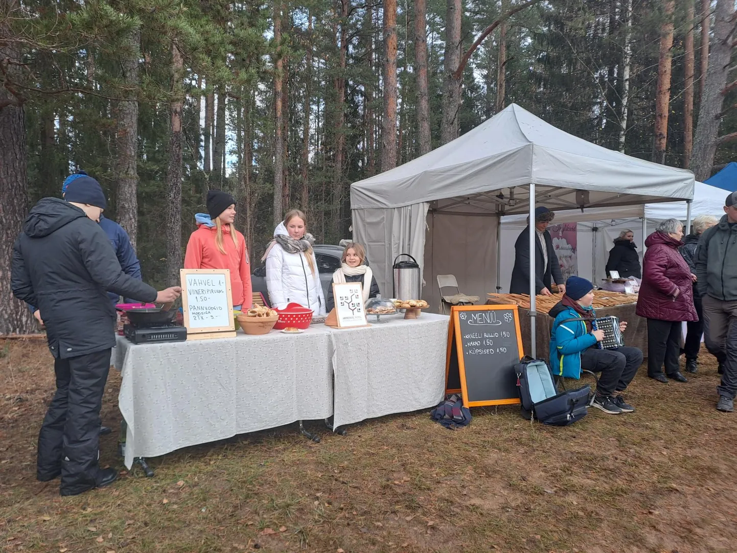 Meremäe kooli noored äsjasel Lindora laadal oma küpsetisi pakkumas.