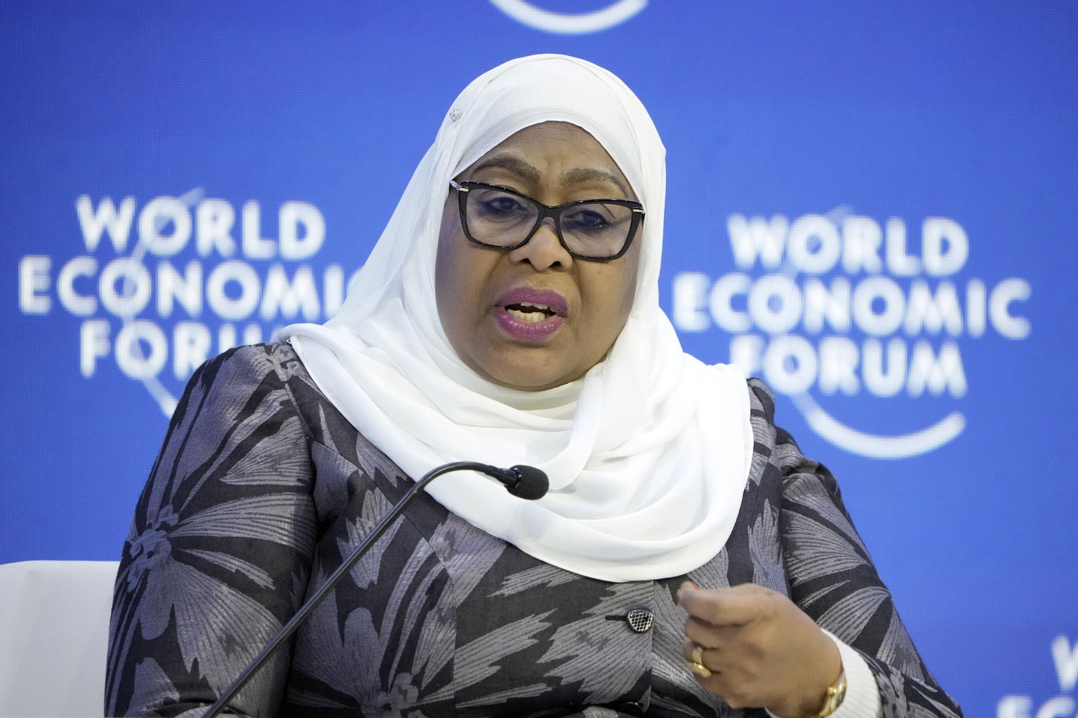 Tansaania esimene naispresident Samia Suluhu Hassan, kes tühistas kogunemiskeelu, Maailma Majandusfoorumil Davoses 19. jaanuaril 2023.