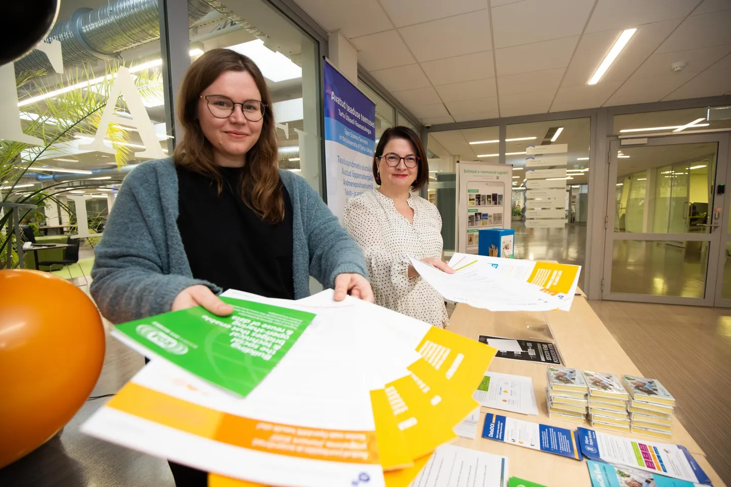 Oktoobri viimane nädal on rahvusvaheline avatud juurdepääsu nädal. Sel puhul on ülikooli raamatukogus infolaud koos teadja inimese ja teabe endaga, mida lahkelt näitasid Tartu ülikooli raamatukogu erialainfotalituse spetsialist Svea Kaseorg (esiplaanil) ning selle talituse juhataja Lilian Neerut.