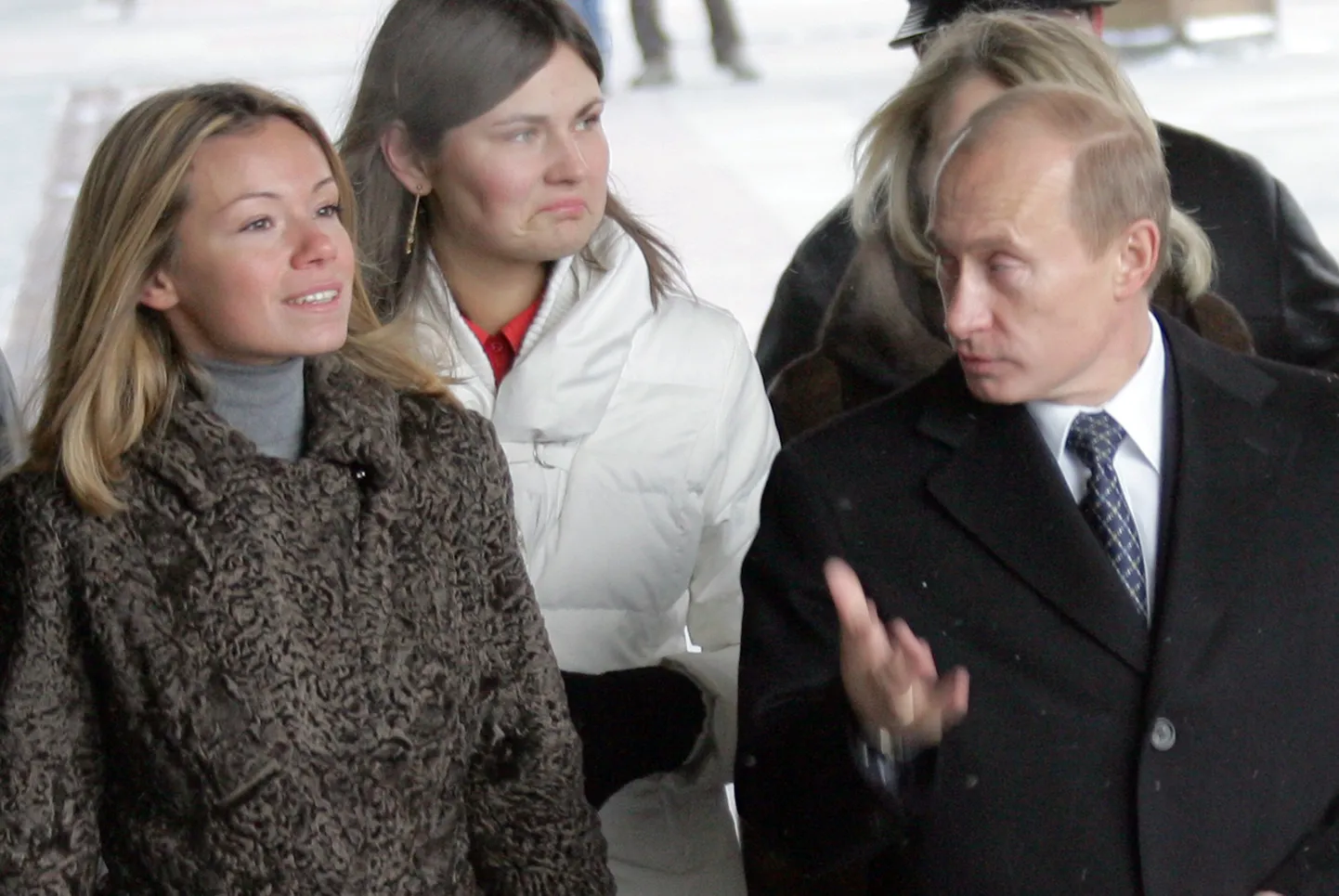 15 aastat vana pilt sellest, kuidas Vladimir Putin tütar Maria seltsis valima suundub.