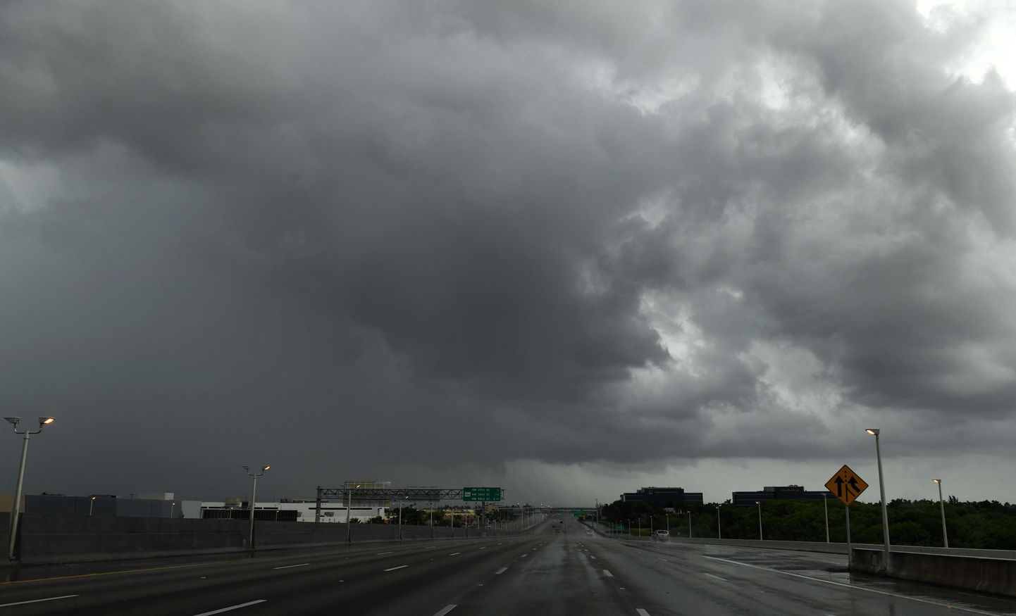 (Orkaani ootuses kurjakuulutavalt tühi maantee Floridas.