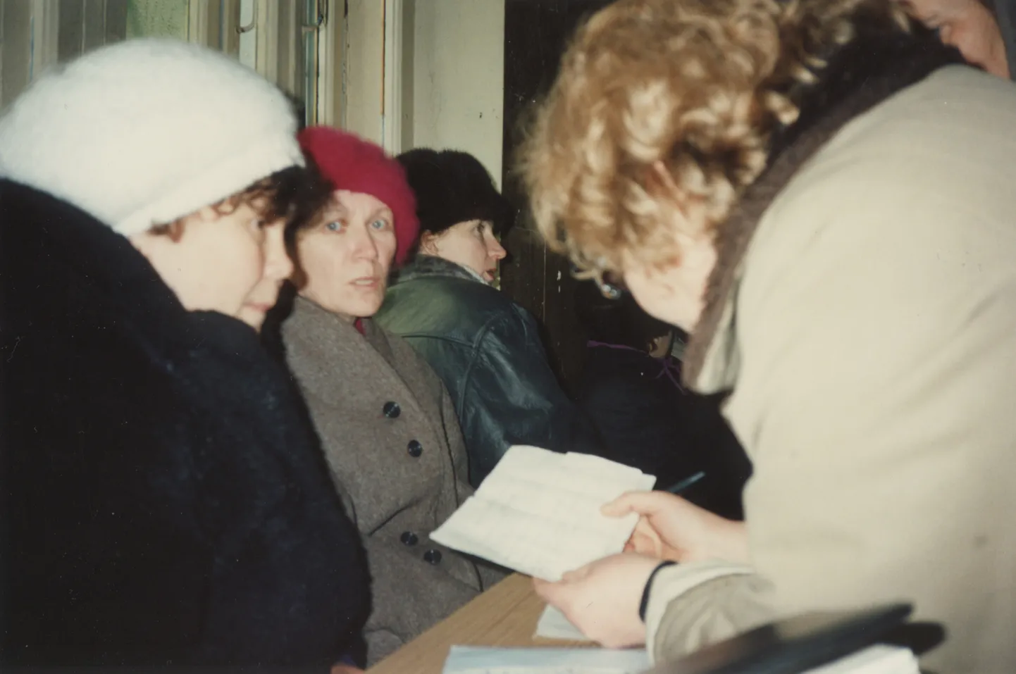 Tšetšeenia sõjas osutus sõduriemade liikumine väga mõjukaks. Fotol on sõduriemad Mozdokis, 11. 02. 1995. Venemaa võimud on toonastest kogemusest õppinud ning üritavad eos maha suruda igasugust sõduriemade liikumist.