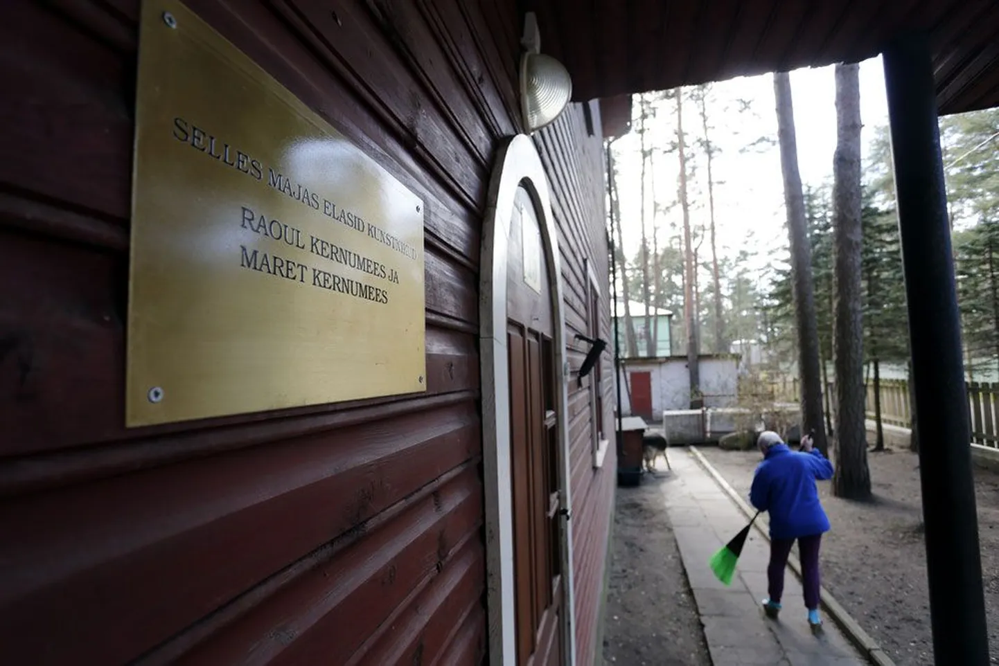 Kunstnikele Maret ja Raoul Kernumehele paigaldatud mälestustahvel Nõmmel, Aate tänaval.