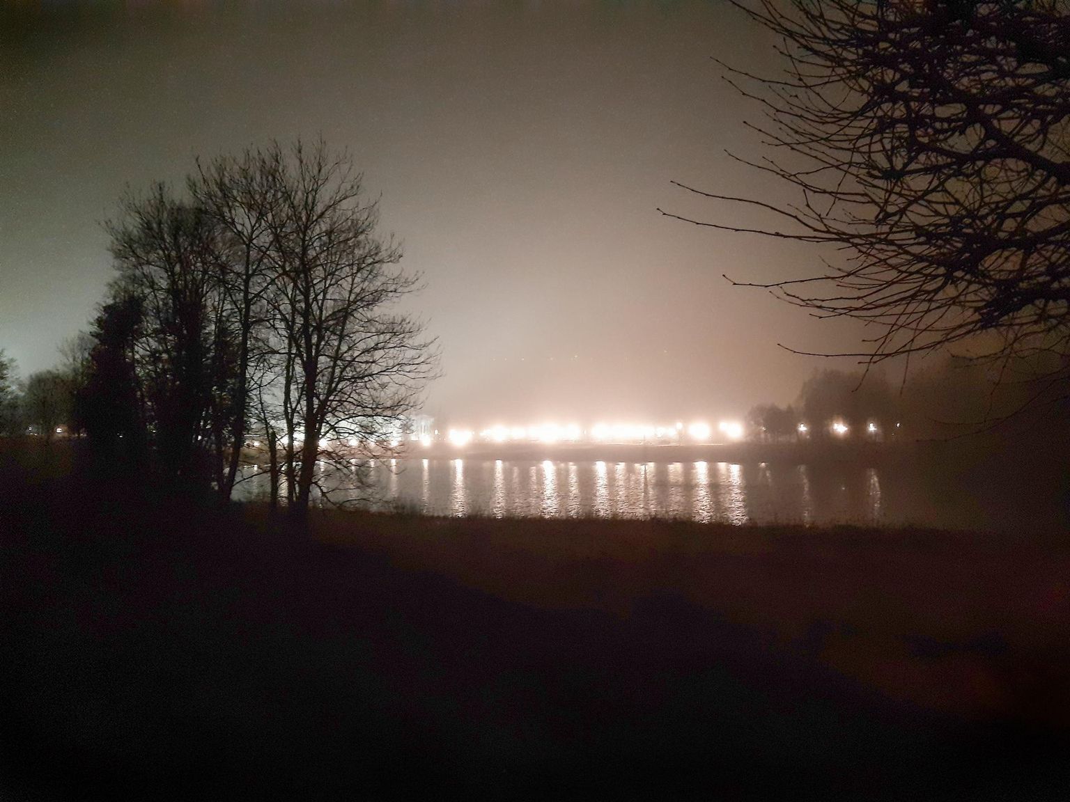 Eesti Rahva Muuseumi parkla valgustus lõikab üle Raadi järve valusalt silma.