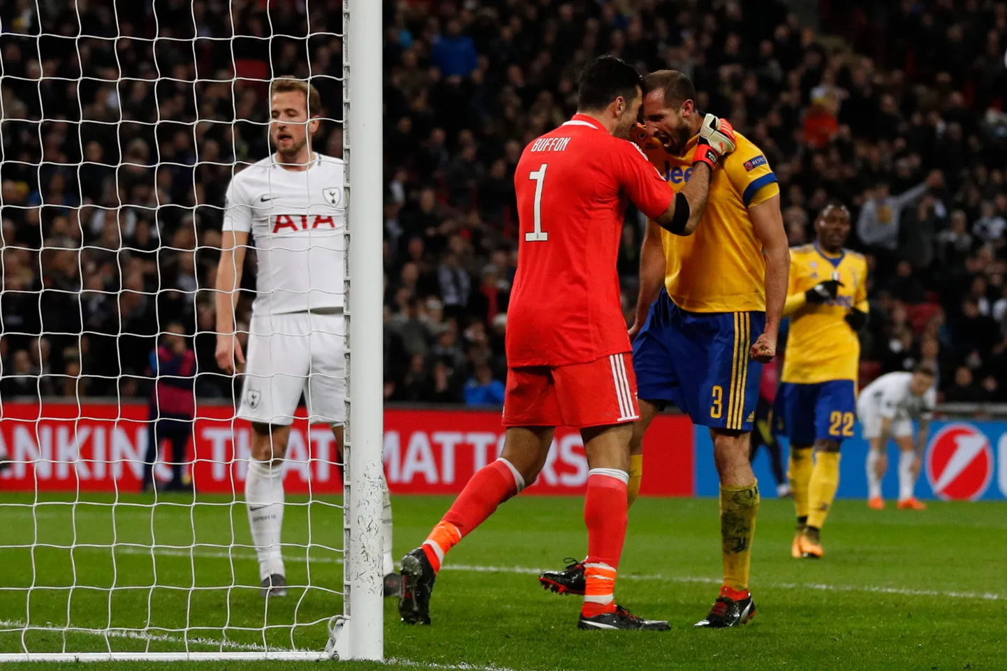 Legendaarne väravavaht Gianluigi Buffon ja kaitsesaurus Giorgi Chiellini juubeldavad, Harry Kane'i pilk reedab abitust.